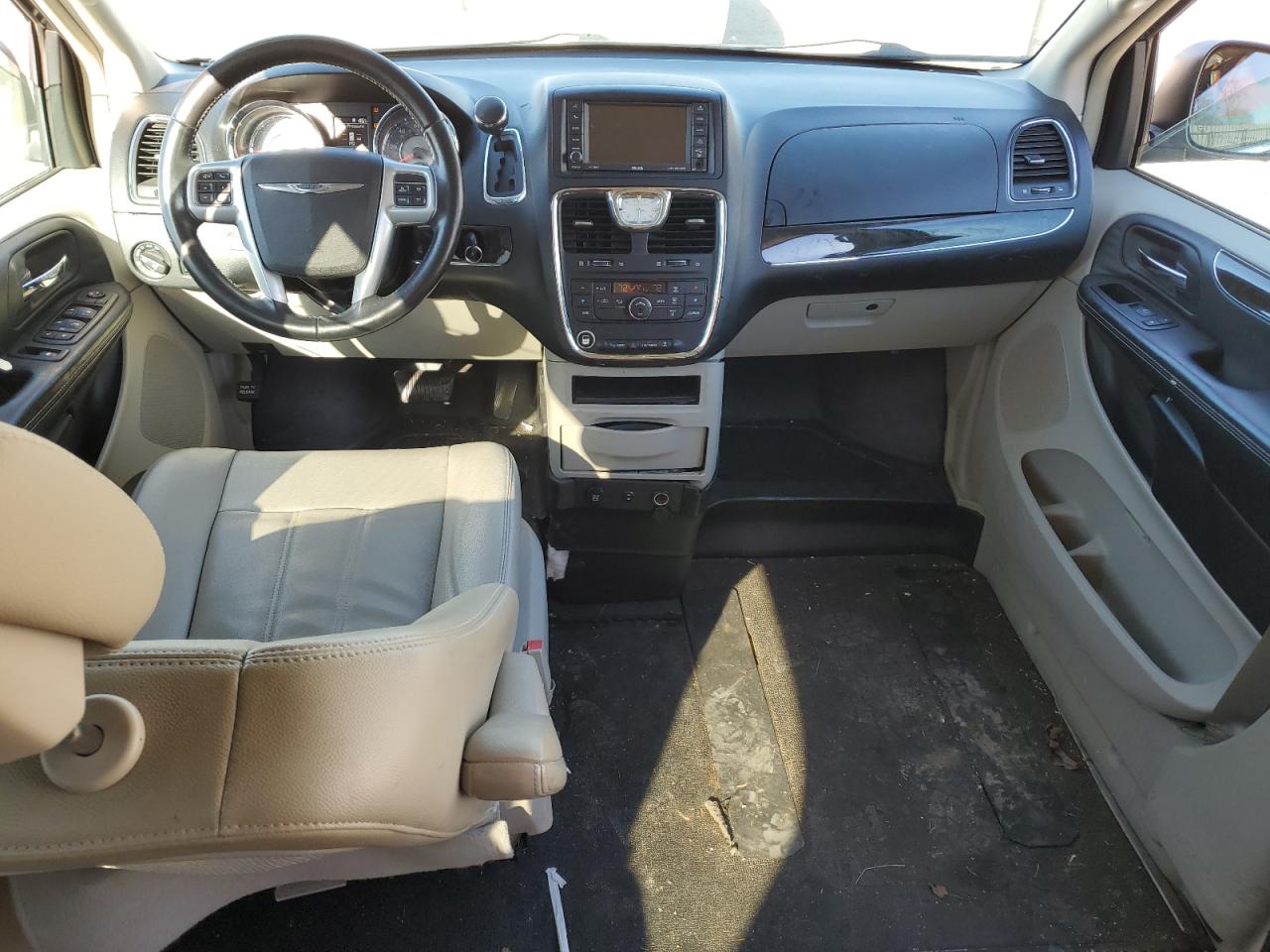 2013 Chrysler Town & Country - Image 8