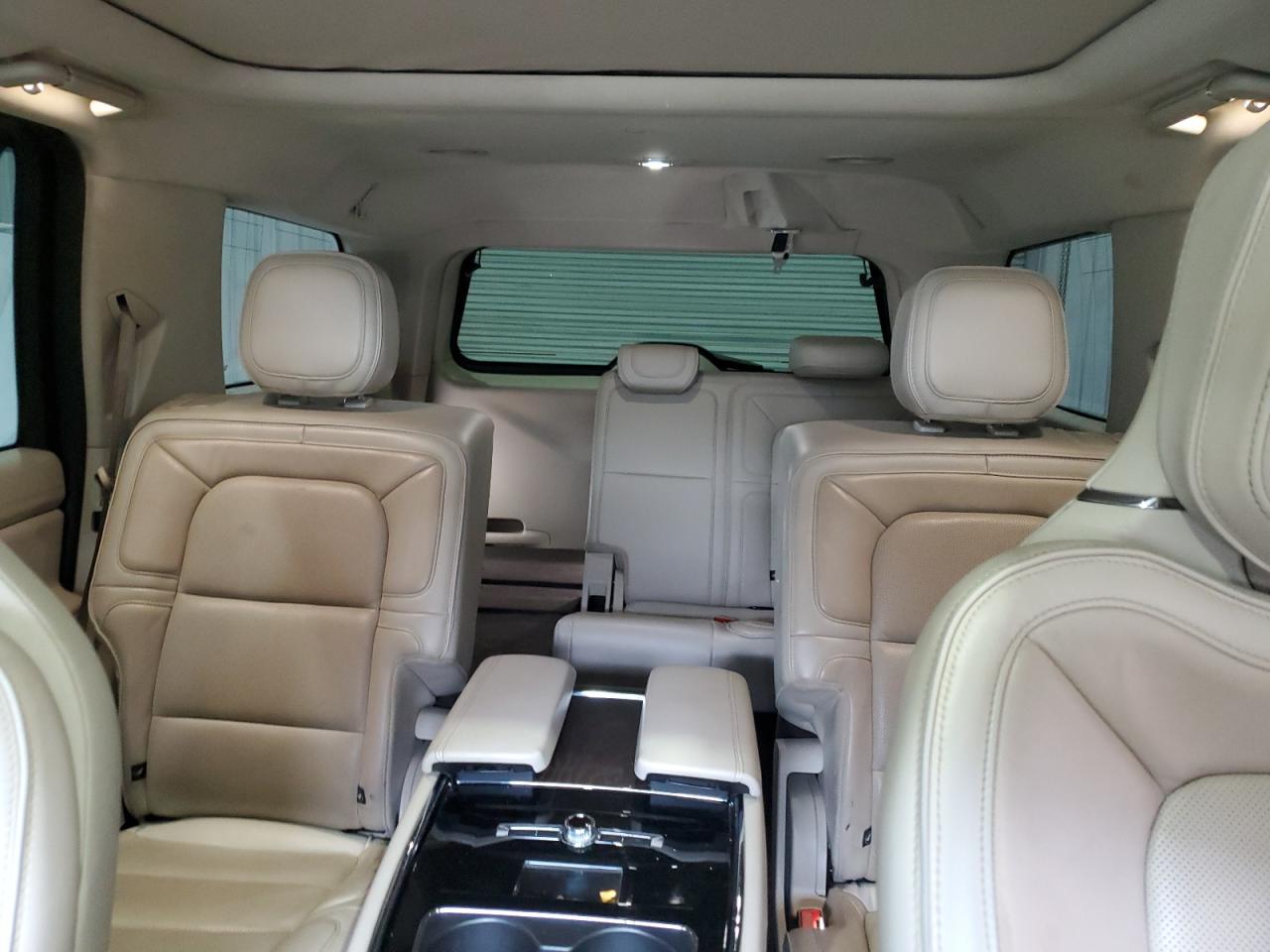 2019 Lincoln Navigator - Image 10