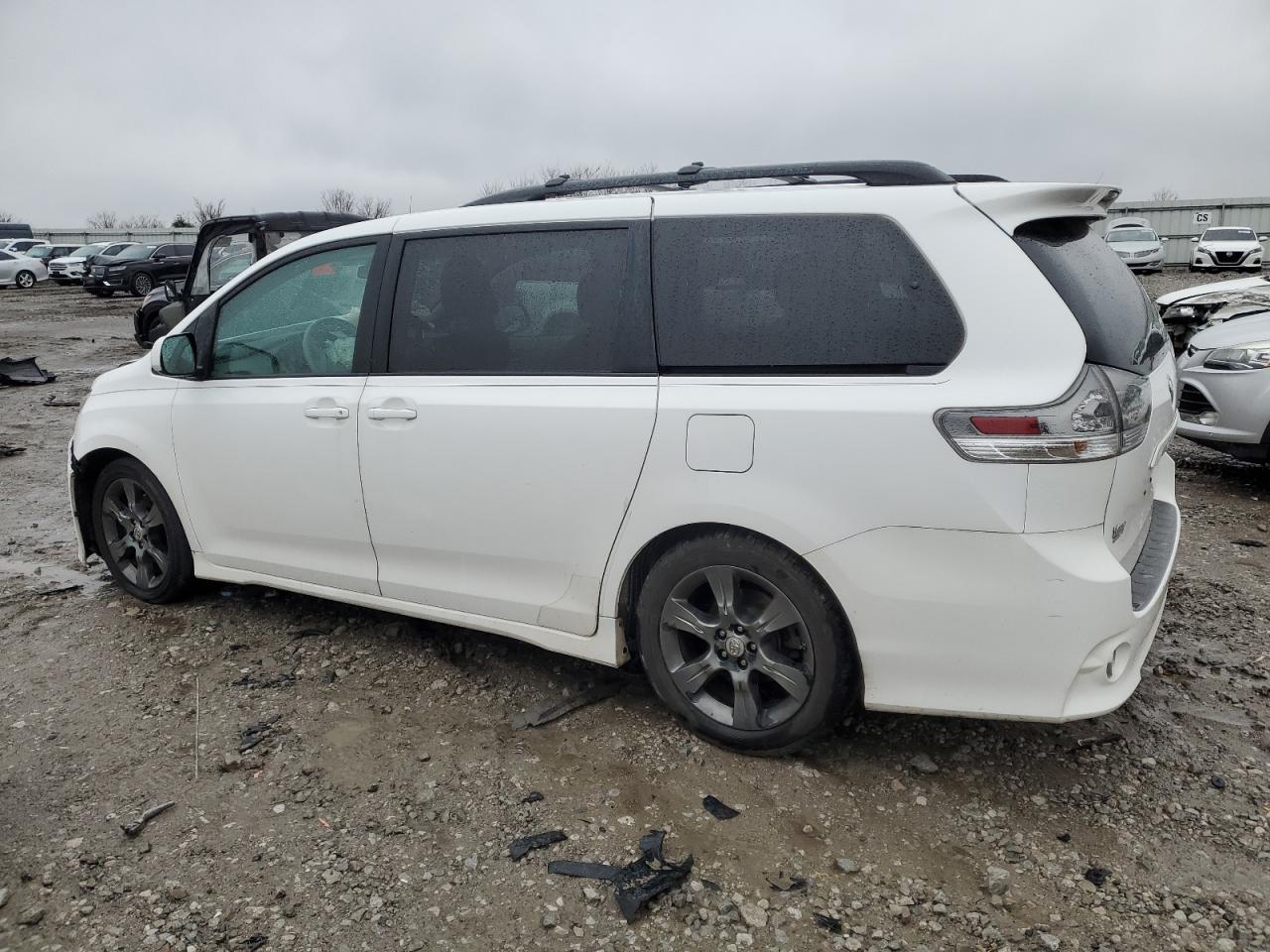 2011 Toyota Sienna - Image 2