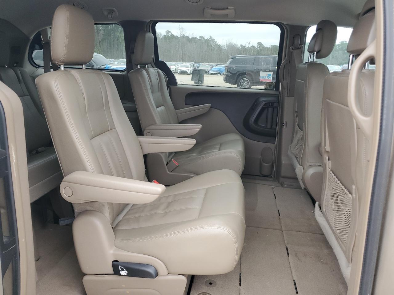 2016 Chrysler Town & Country - Image 11