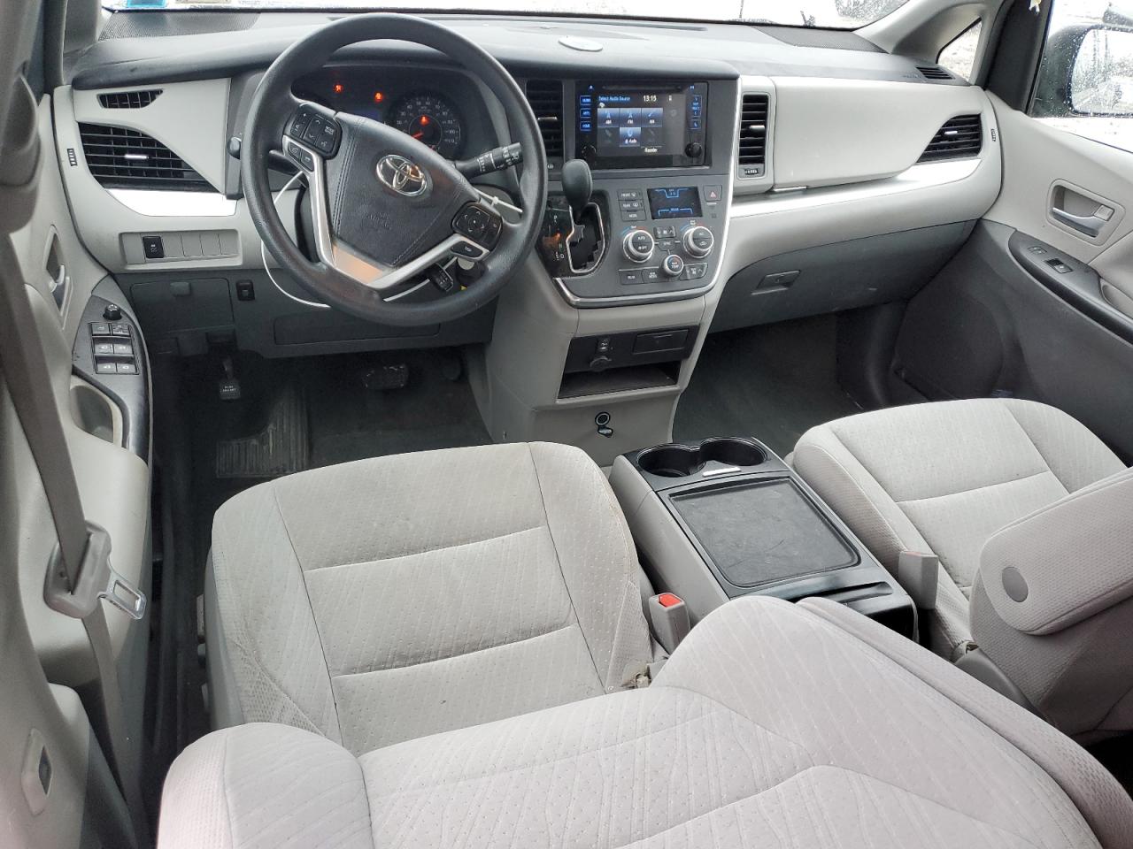2017 Toyota Sienna - Image 8