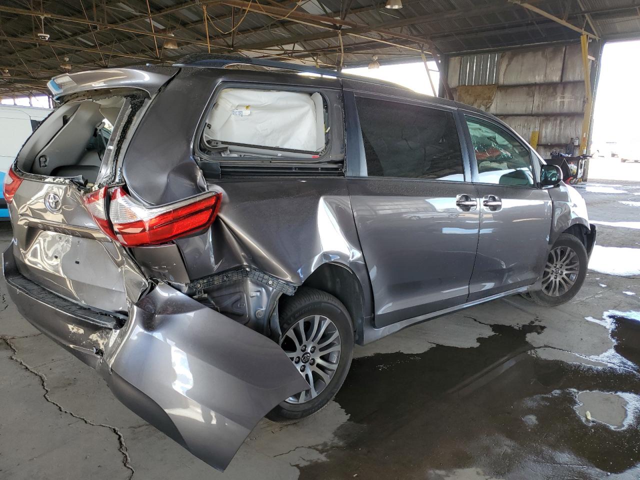 2018 Toyota Sienna - Image 3