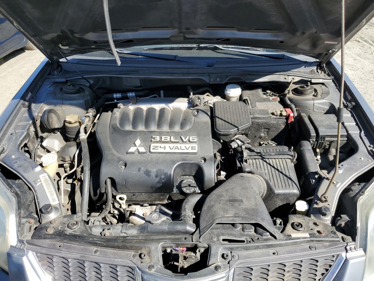 2004 Mitsubishi Galant - Image 12
