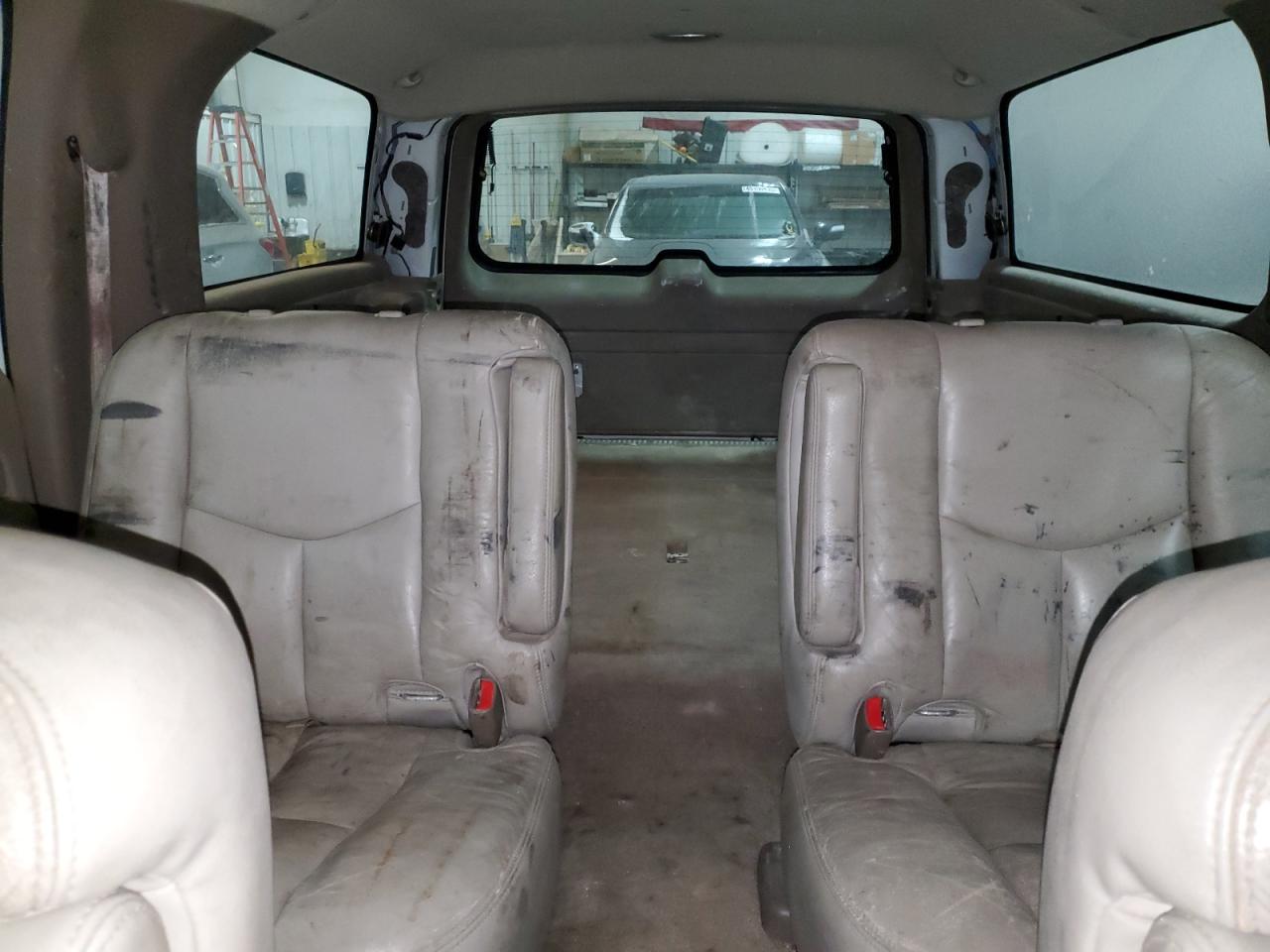 2004 Chevrolet Suburban - Image 10