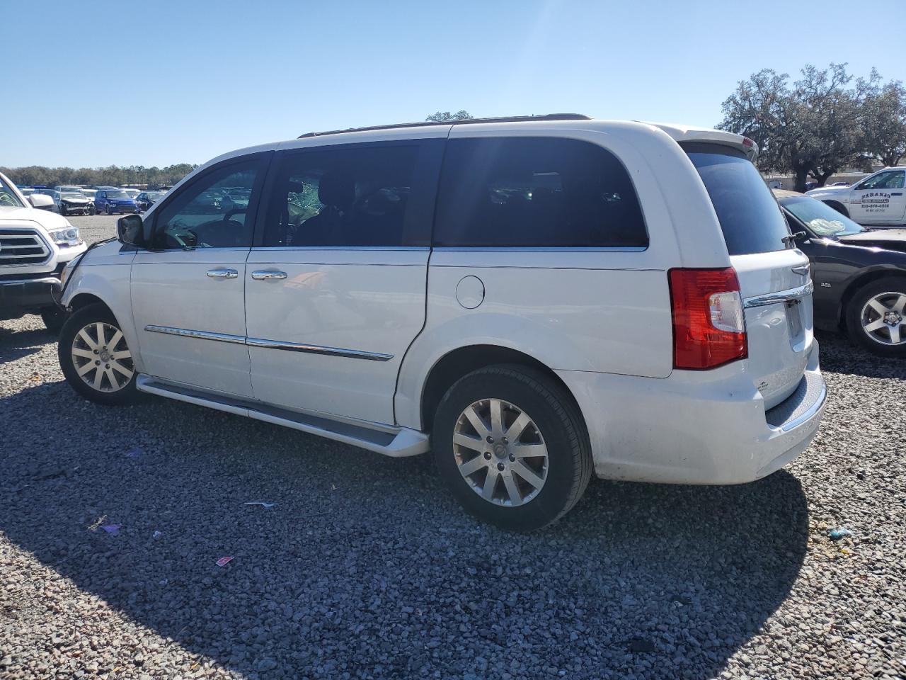 2015 Chrysler Town & Country - Image 2