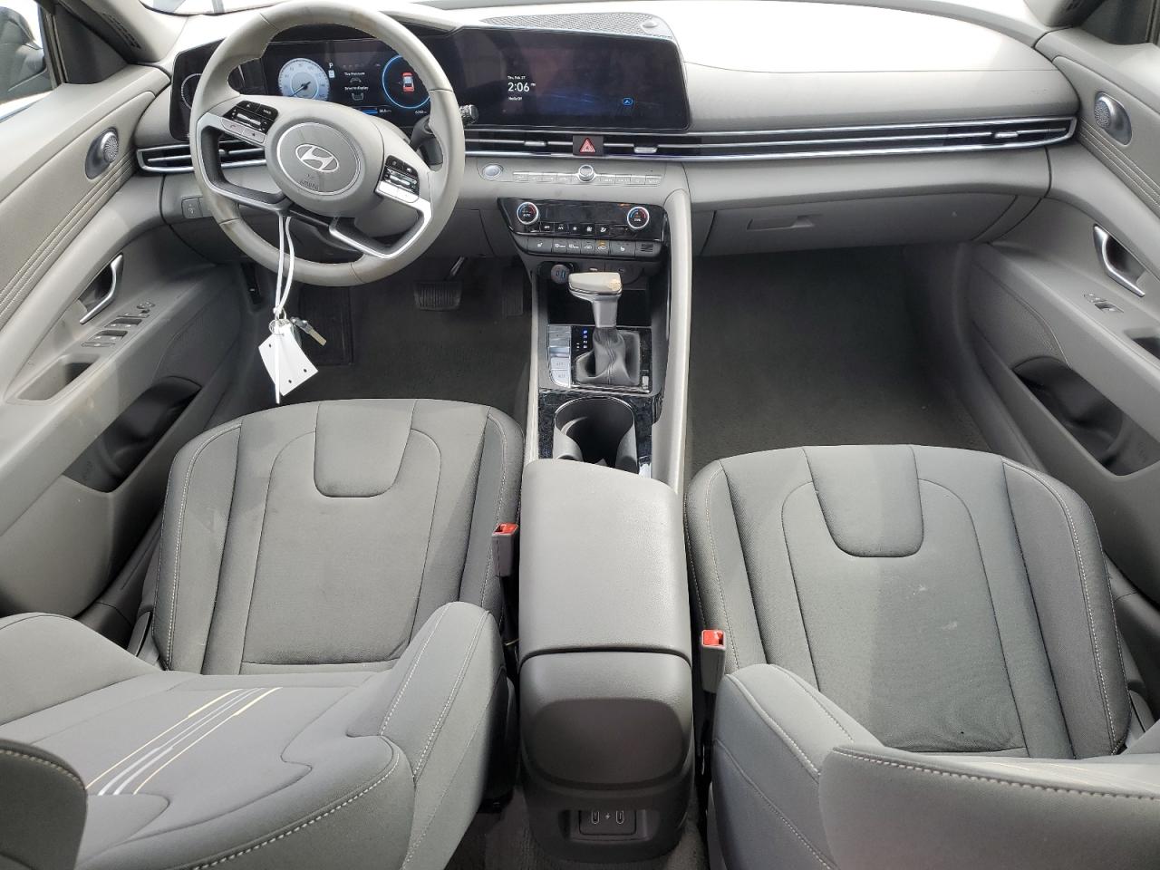 2025 Hyundai Elantra - Image 8