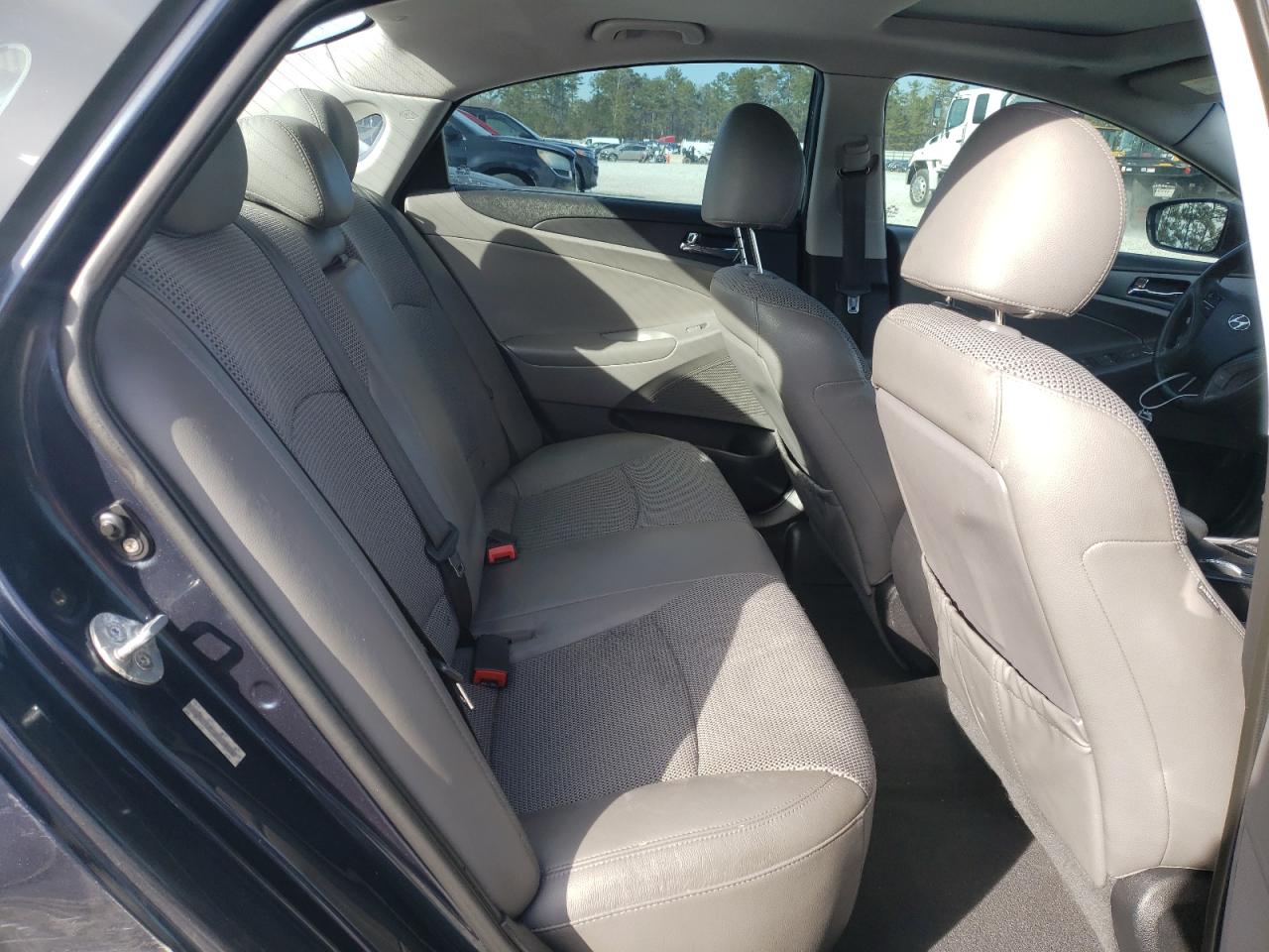 2011 Hyundai Sonata - Image 10