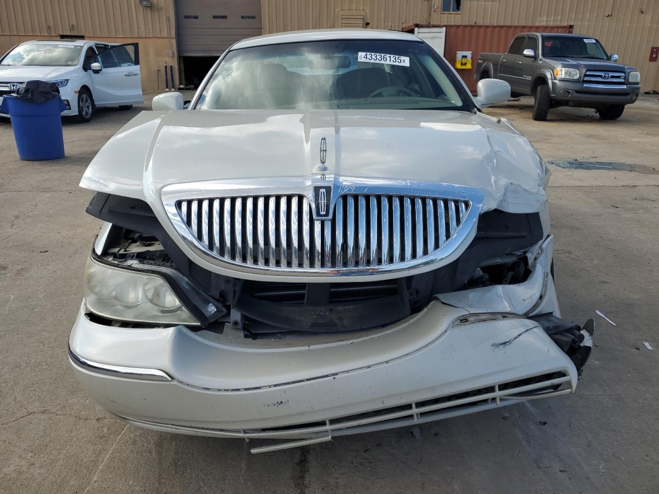 2006 Lincoln Town Car - Image 5