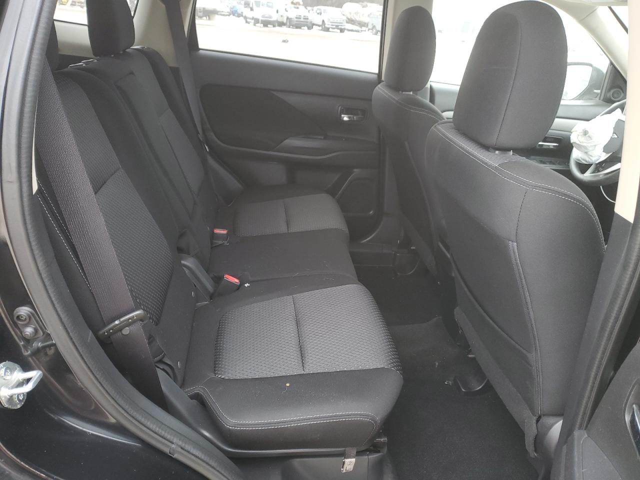 2018 Mitsubishi Outlander - Image 12