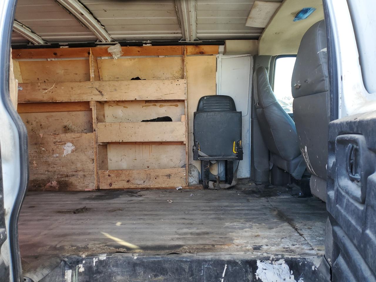 2008 Chevrolet Express - Image 11