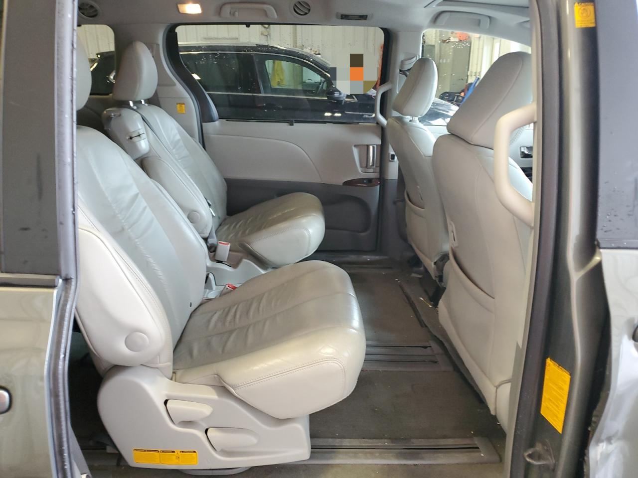 2011 Toyota Sienna - Image 11