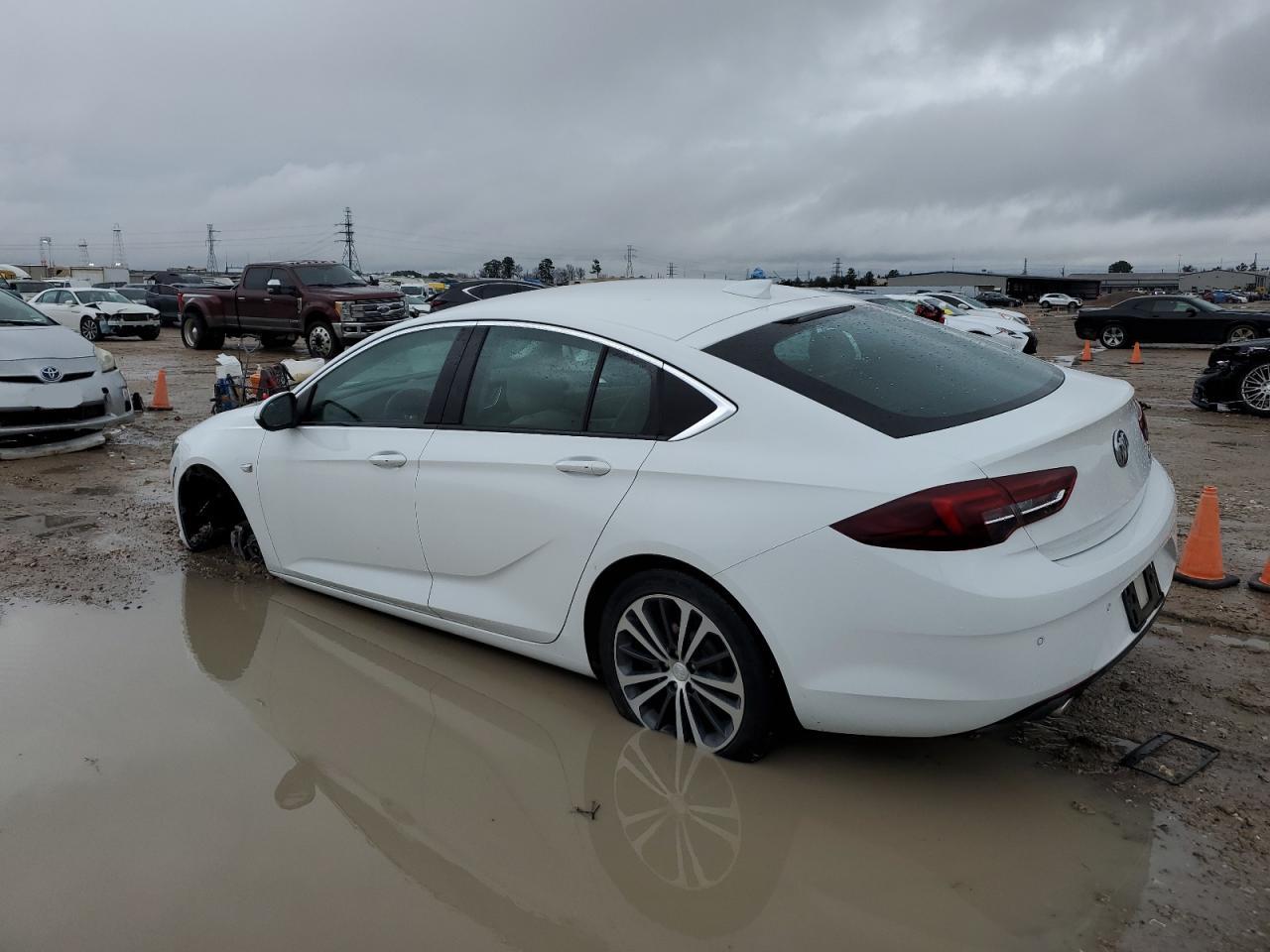 2019 Buick Regal - Image 2