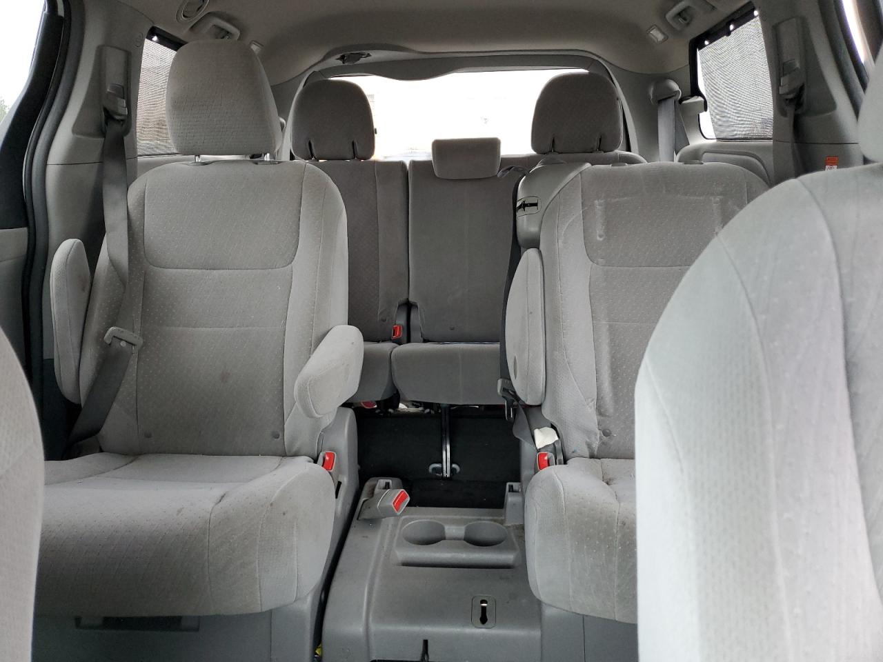 2015 Toyota Sienna - Image 10