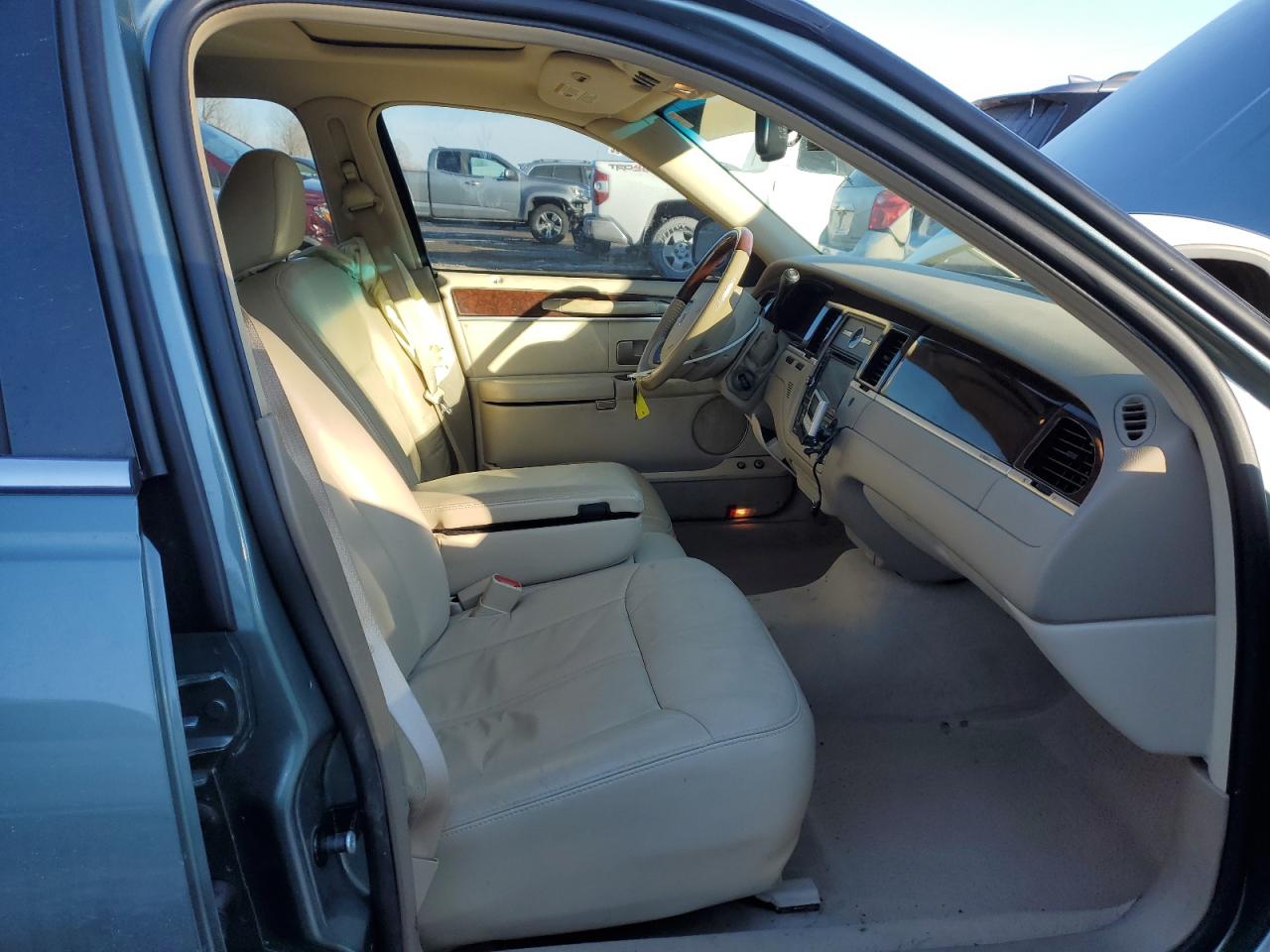 2006 Lincoln Town Car - Image 7
