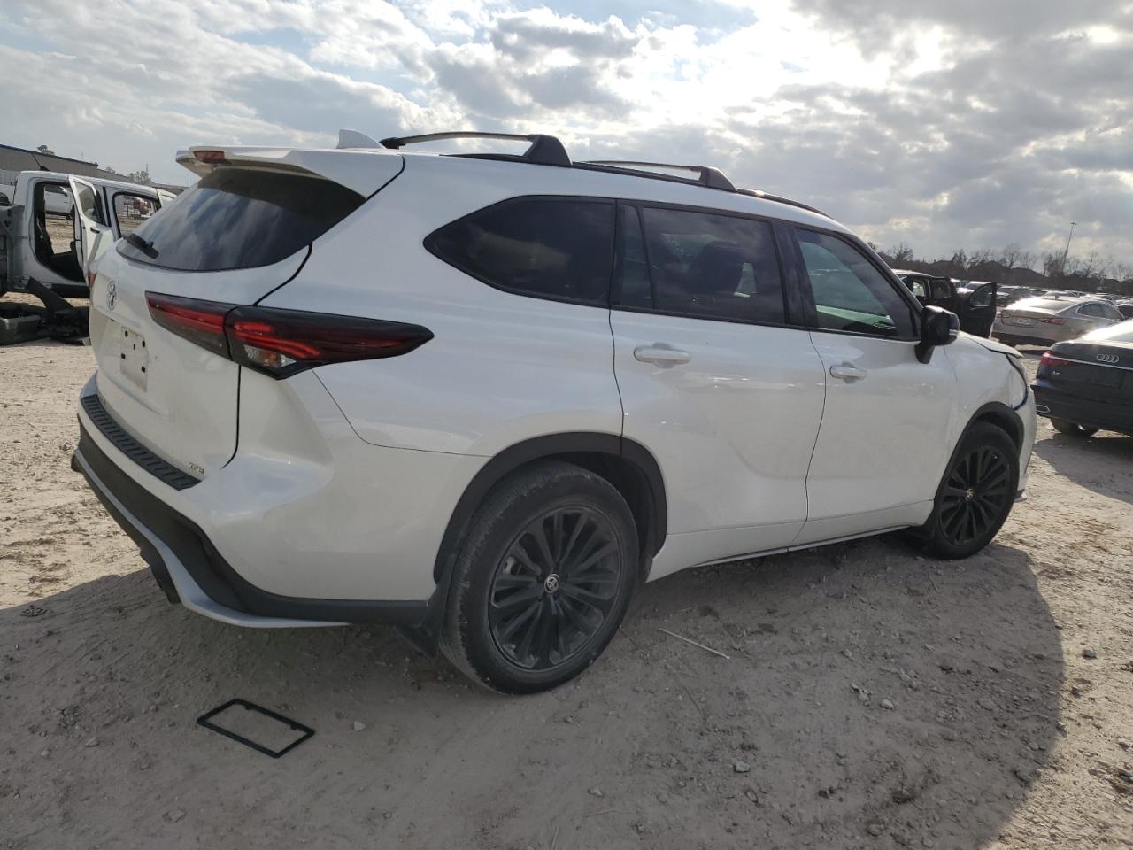 2024 Toyota Highlander - Image 3