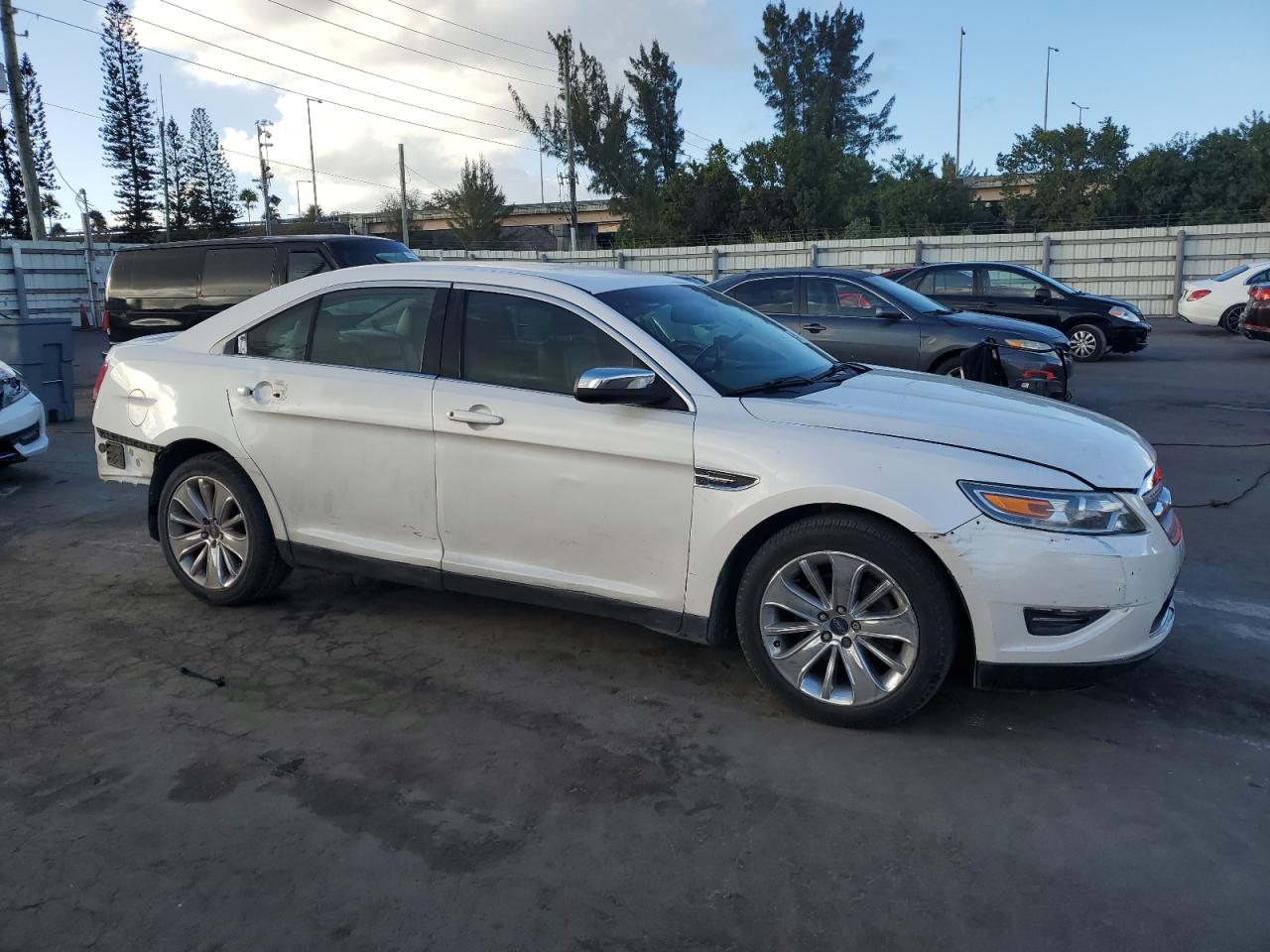 2010 Ford Taurus - Image 4