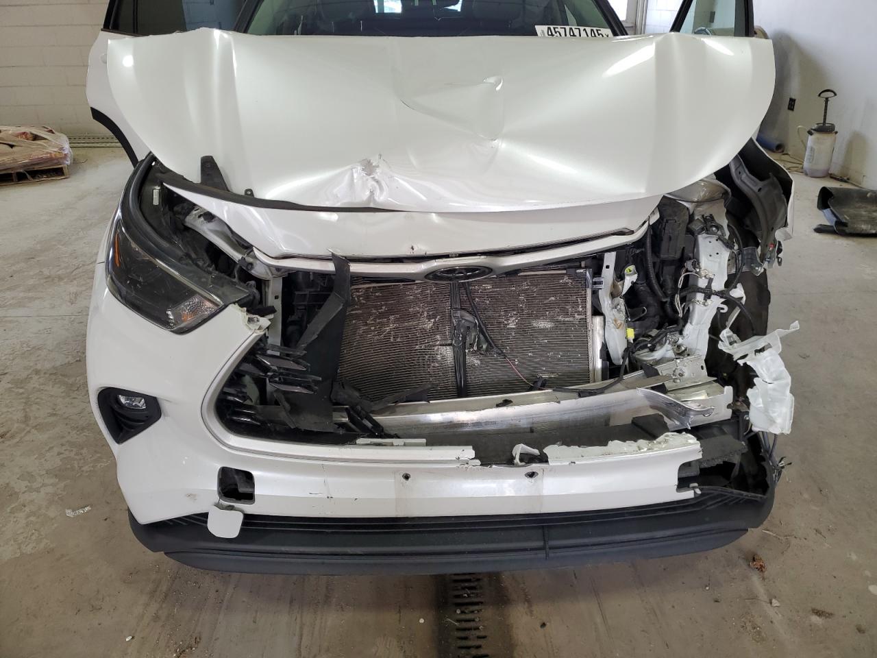 2022 Toyota Highlander - Image 14