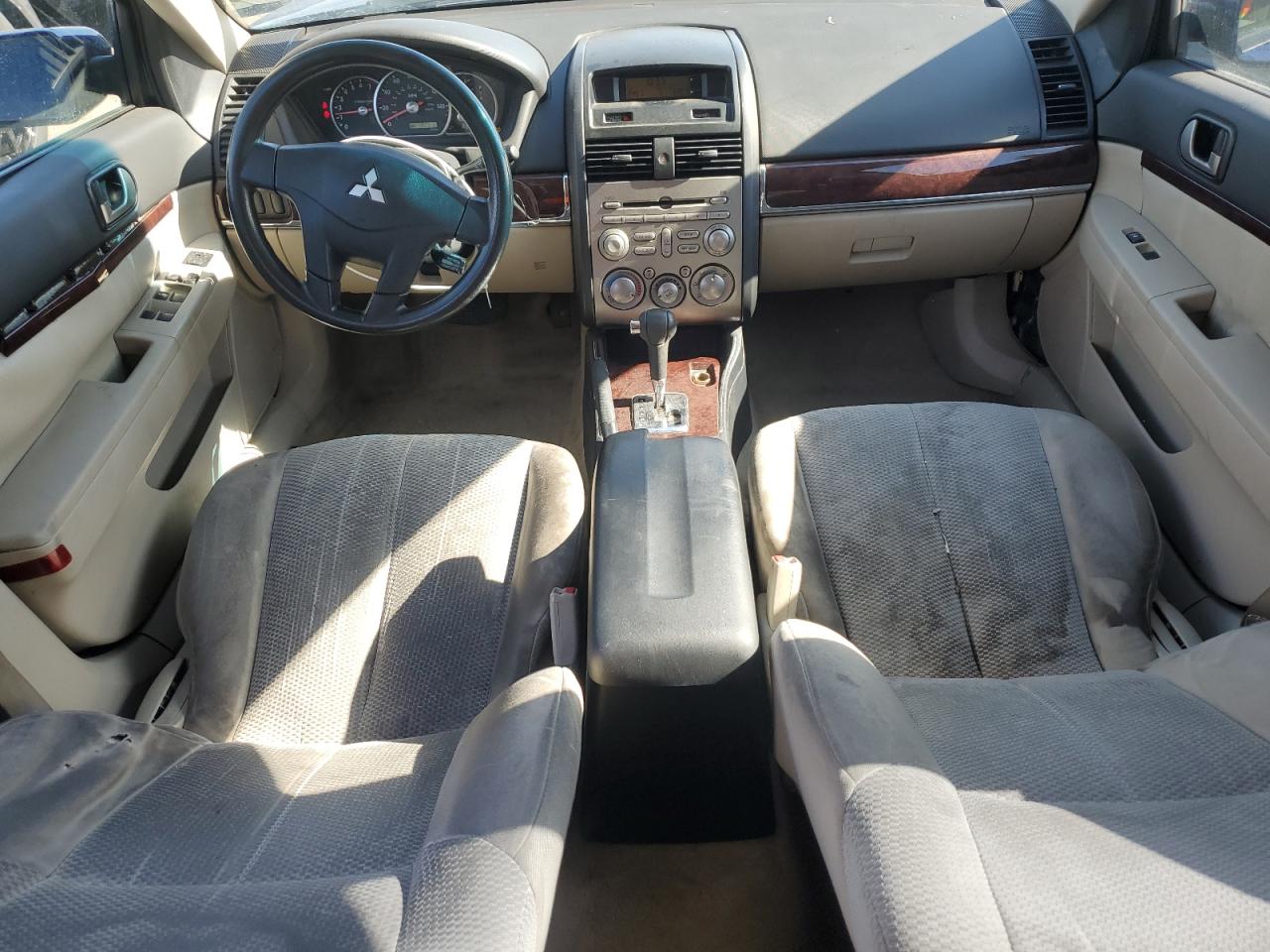 2009 Mitsubishi Galant - Image 8