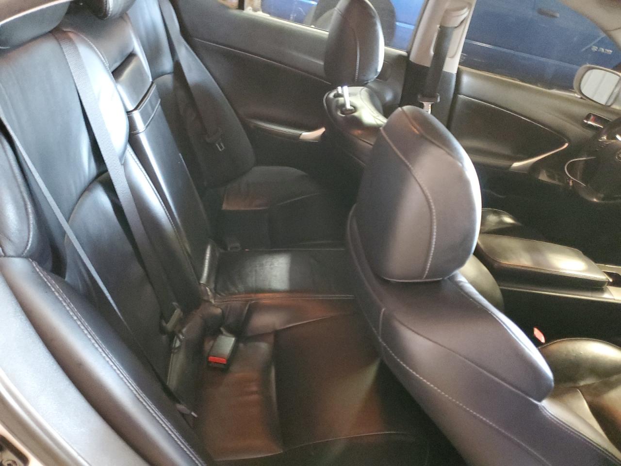 2010 Lexus IS - Image 10