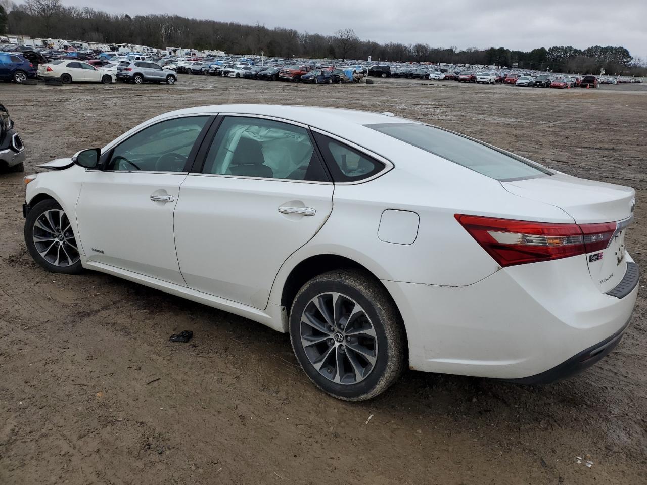 2016 Toyota Avalon - Image 2