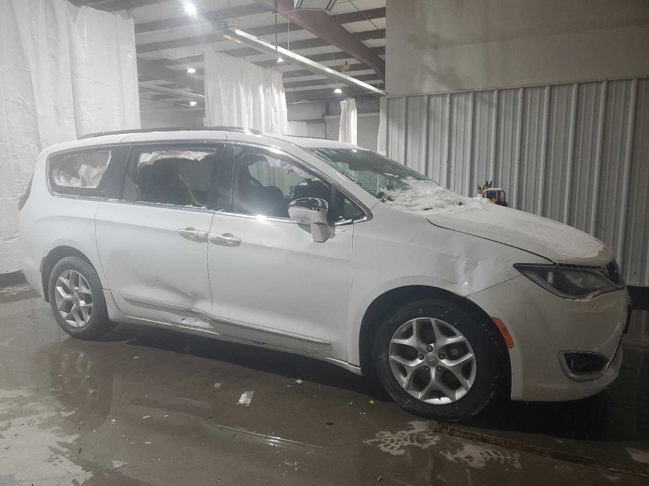 2020 Chrysler Pacifica - Image 4