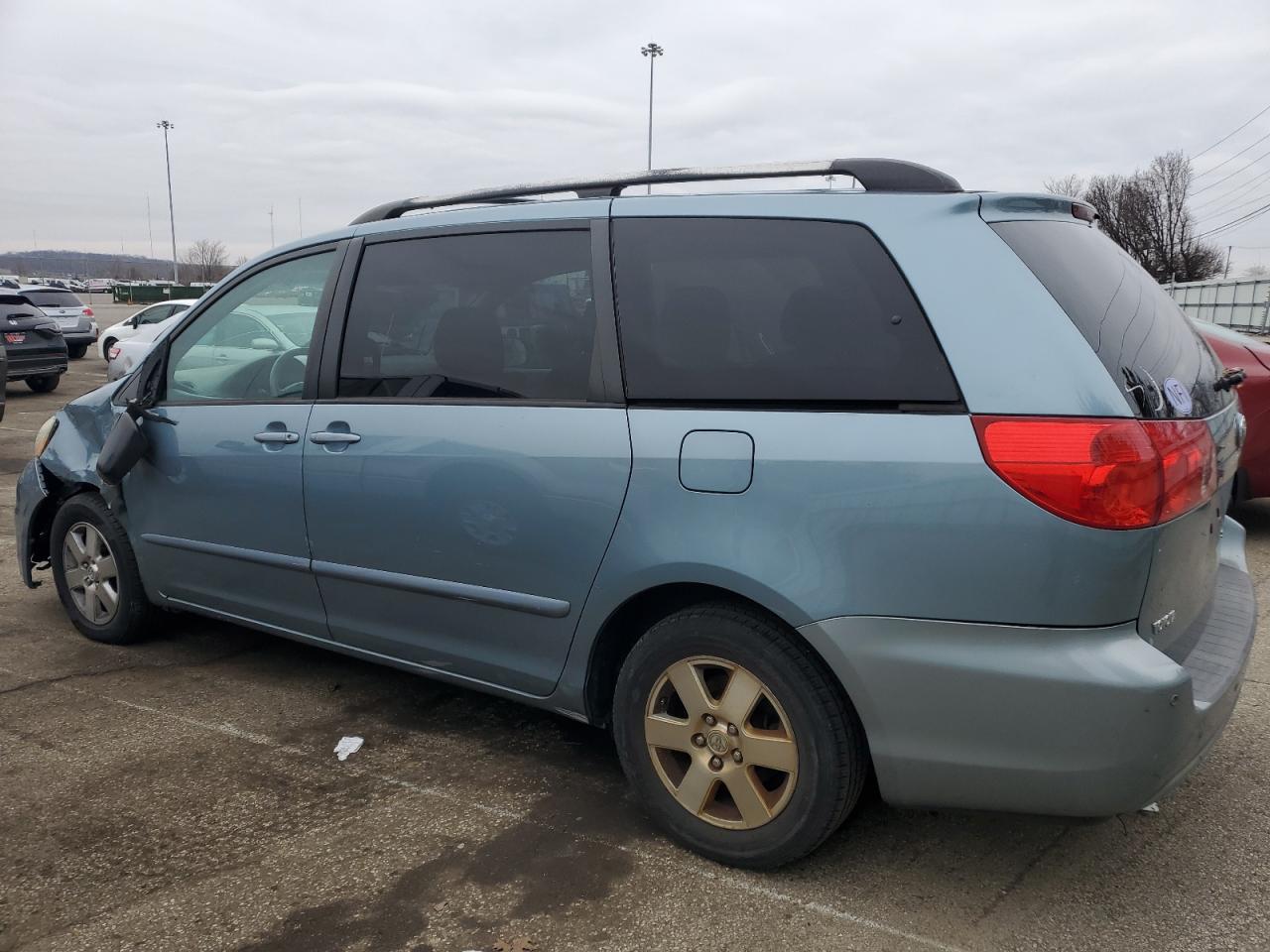 2009 Toyota Sienna - Image 2