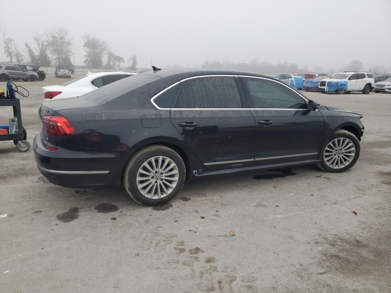 2017 Volkswagen Passat - Image 3