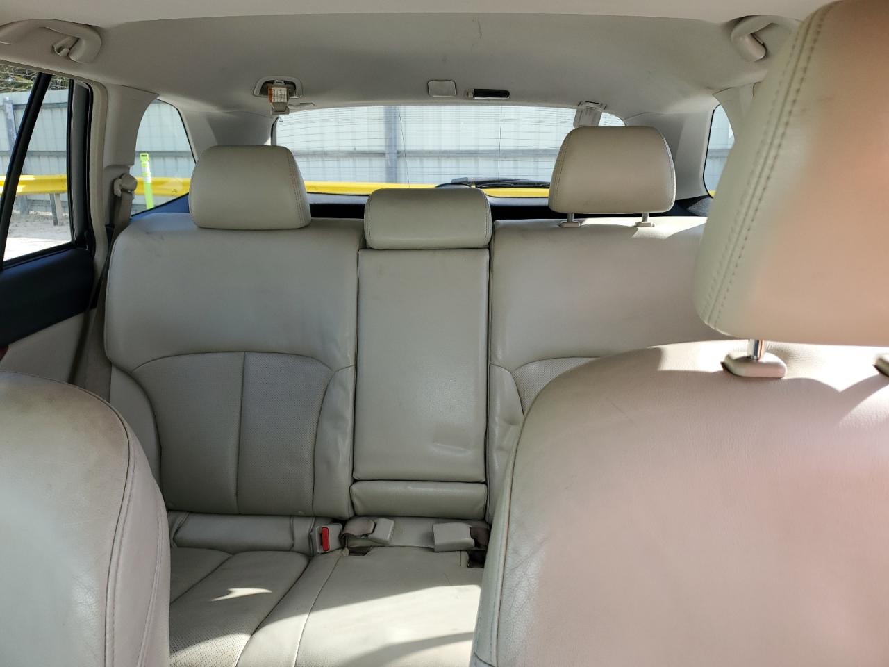 2010 Subaru Outback - Image 10