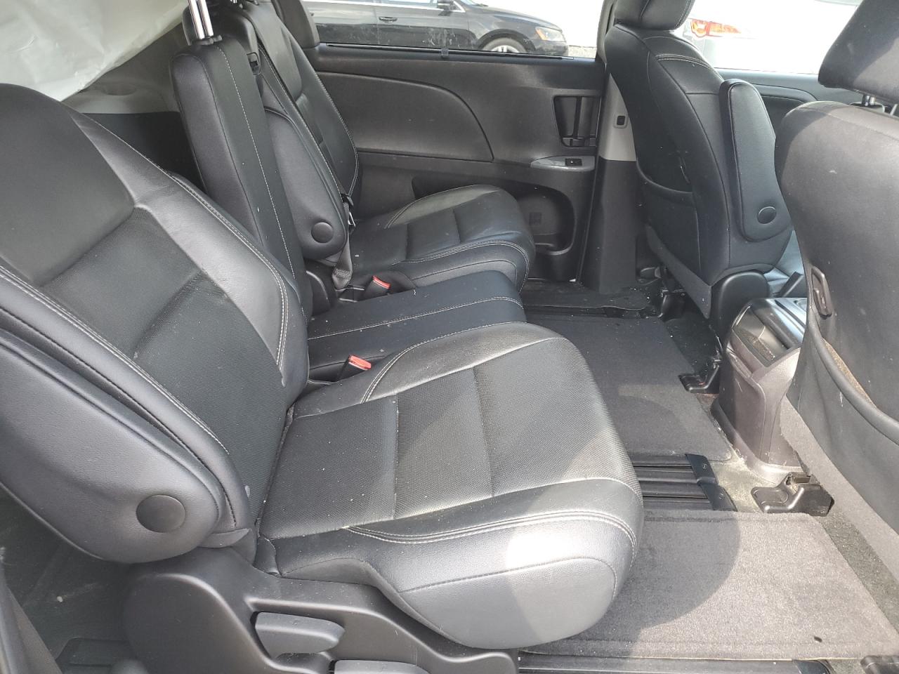2015 Toyota Sienna - Image 11