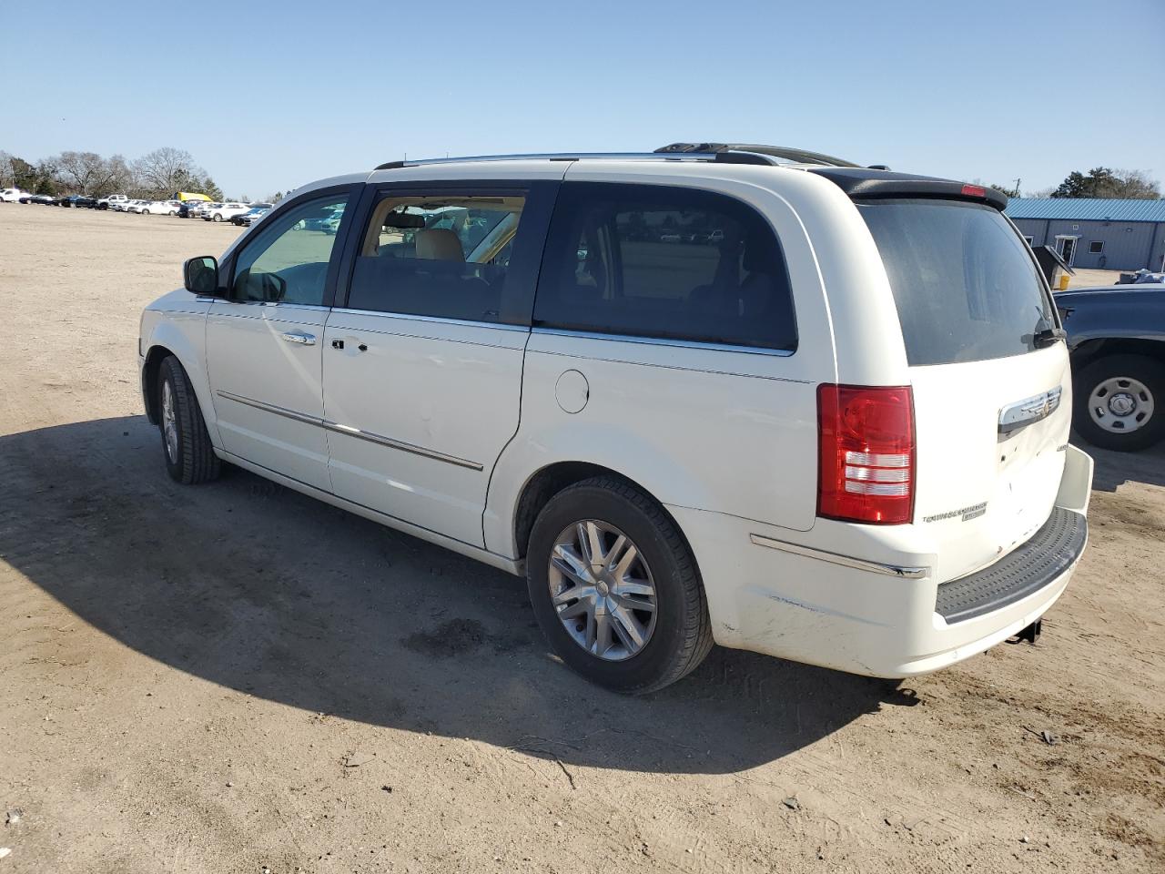 2008 Chrysler Town & Country - Image 2