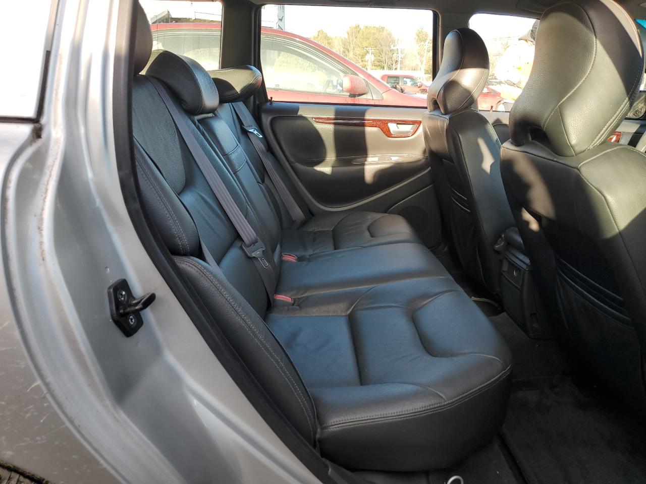 2001 Volvo V70 - Image 10
