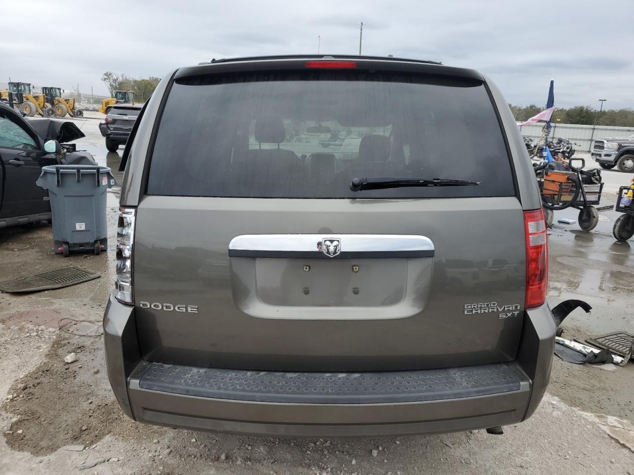 2010 Dodge Caravan - Image 6