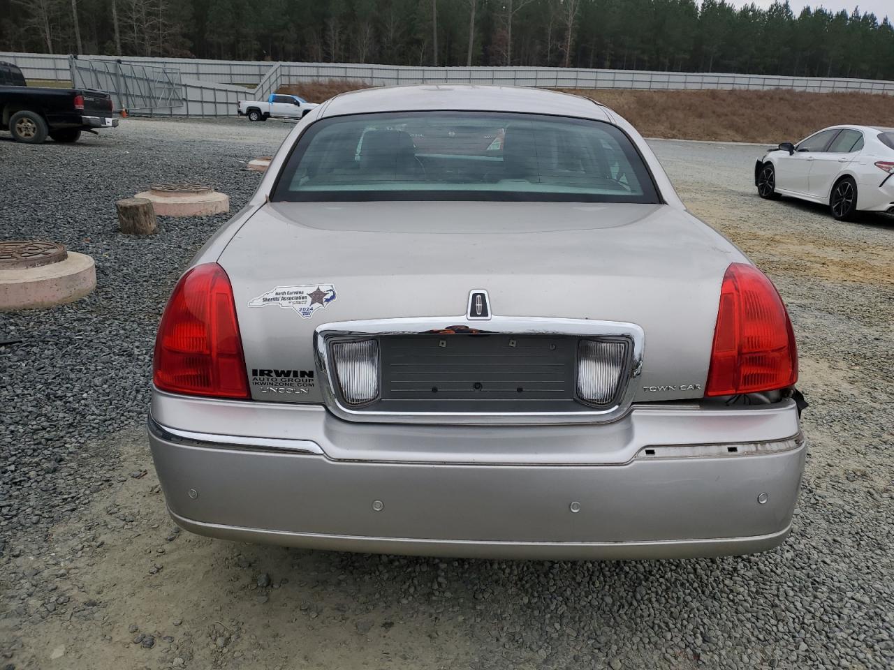2011 Lincoln Town Car - Image 6