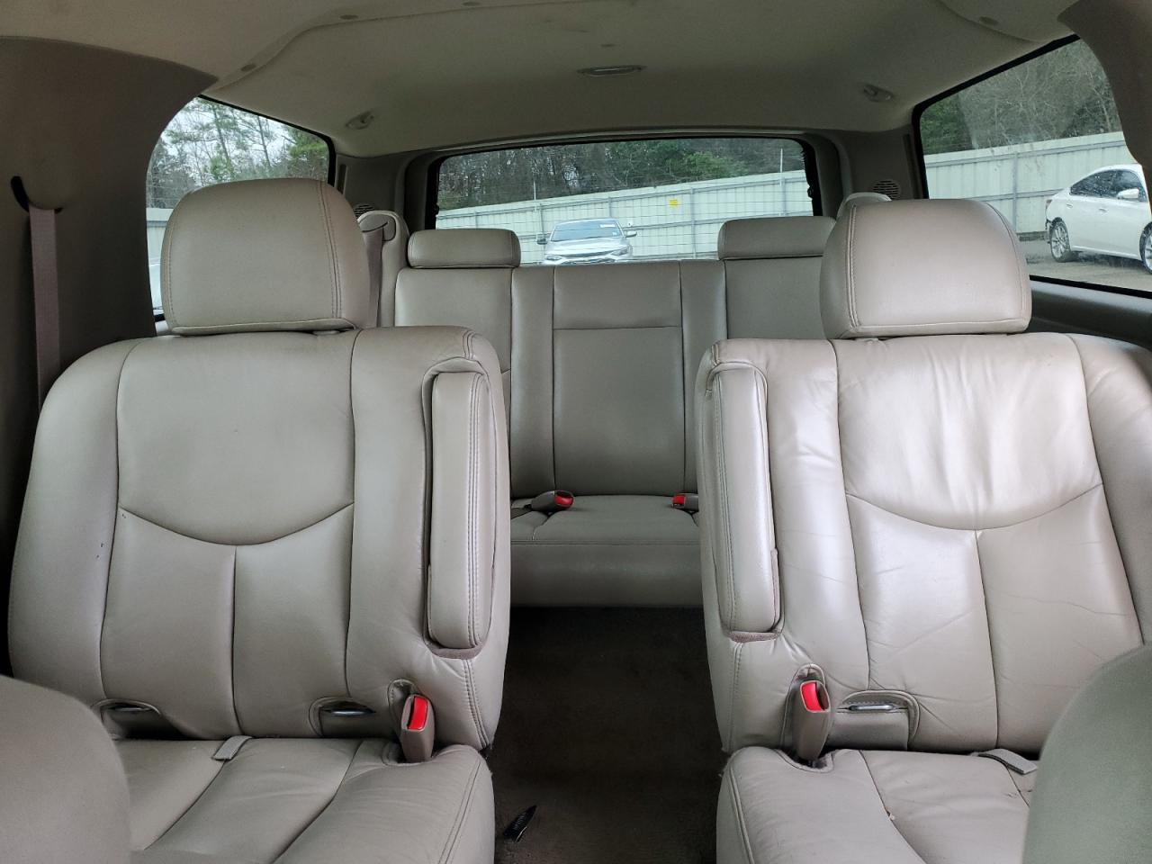 2003 Chevrolet Suburban - Image 10