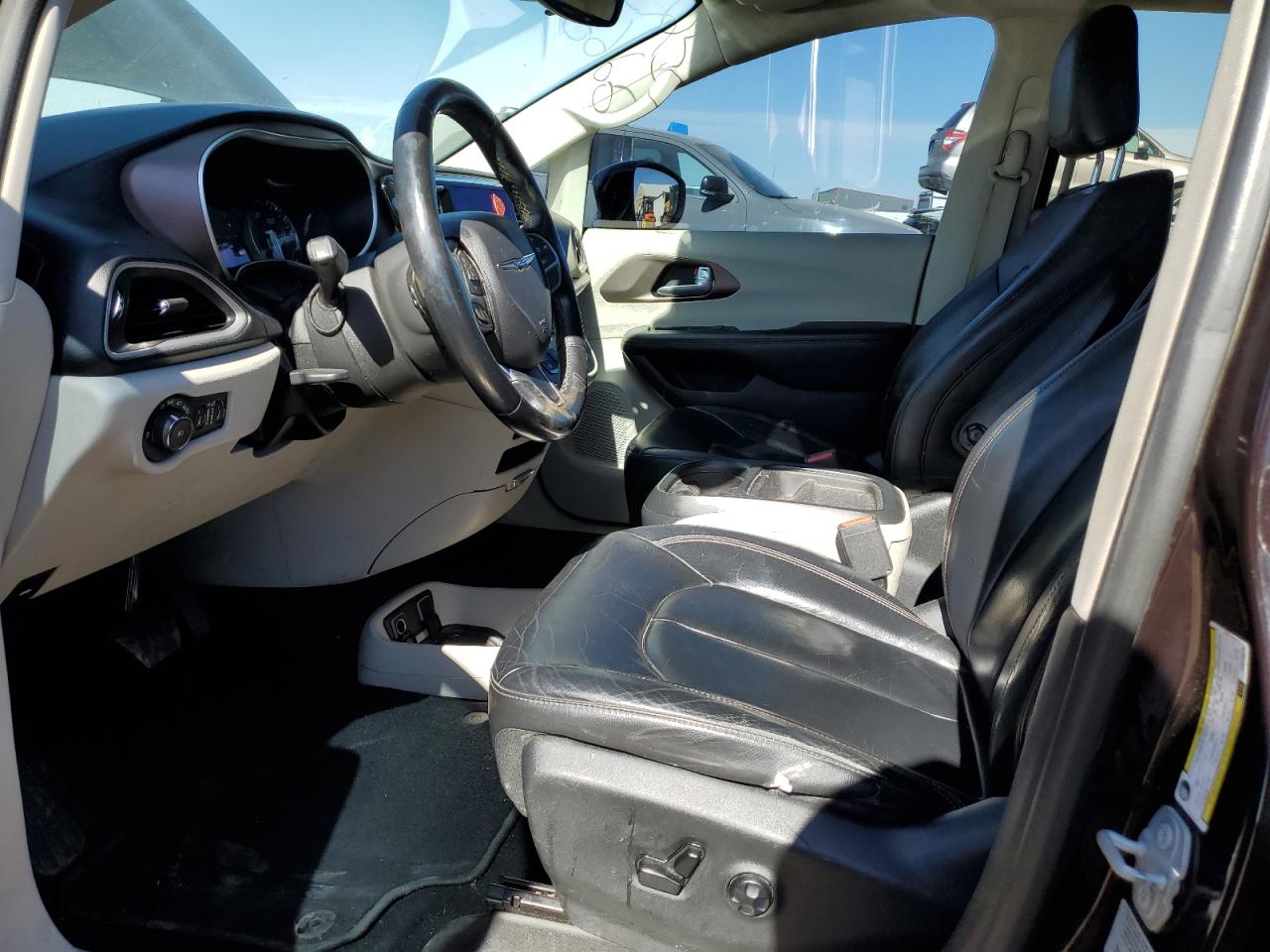 2017 Chrysler Pacifica - Image 7