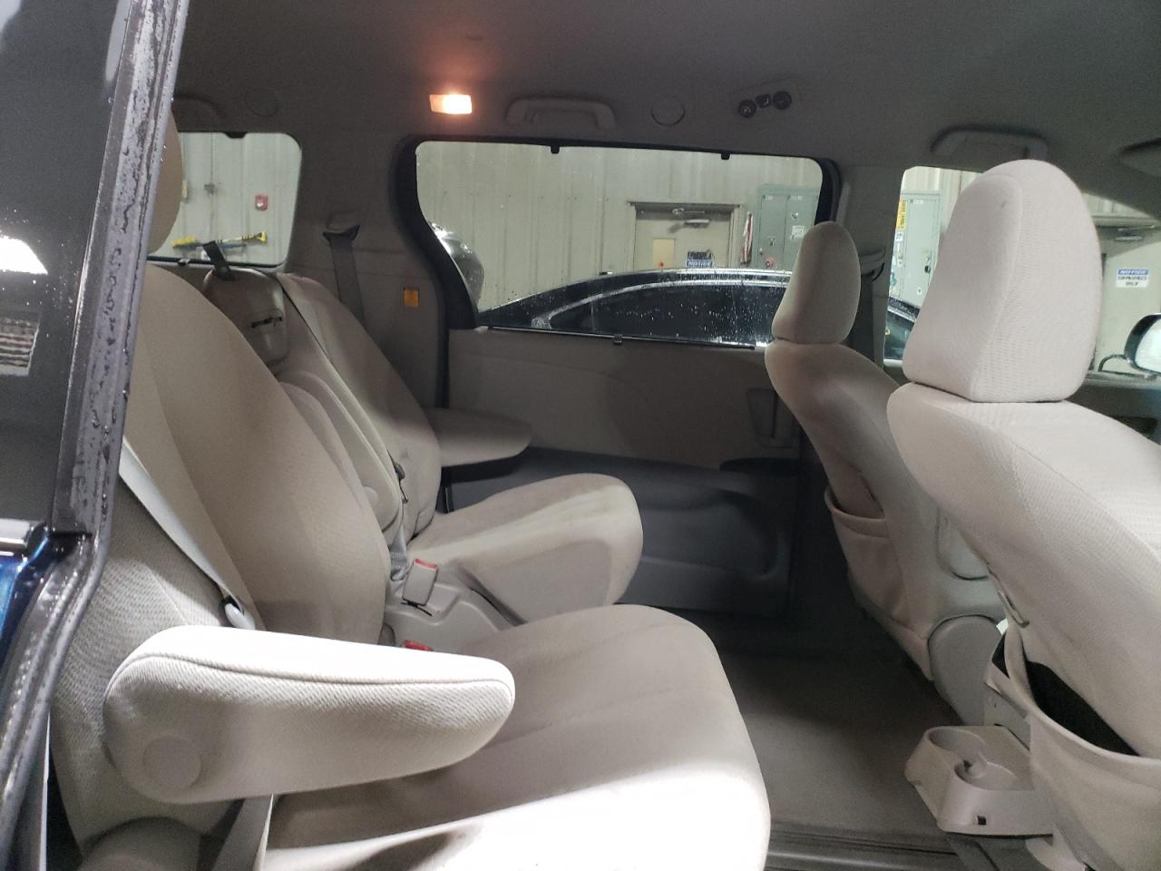 2012 Toyota Sienna - Image 11
