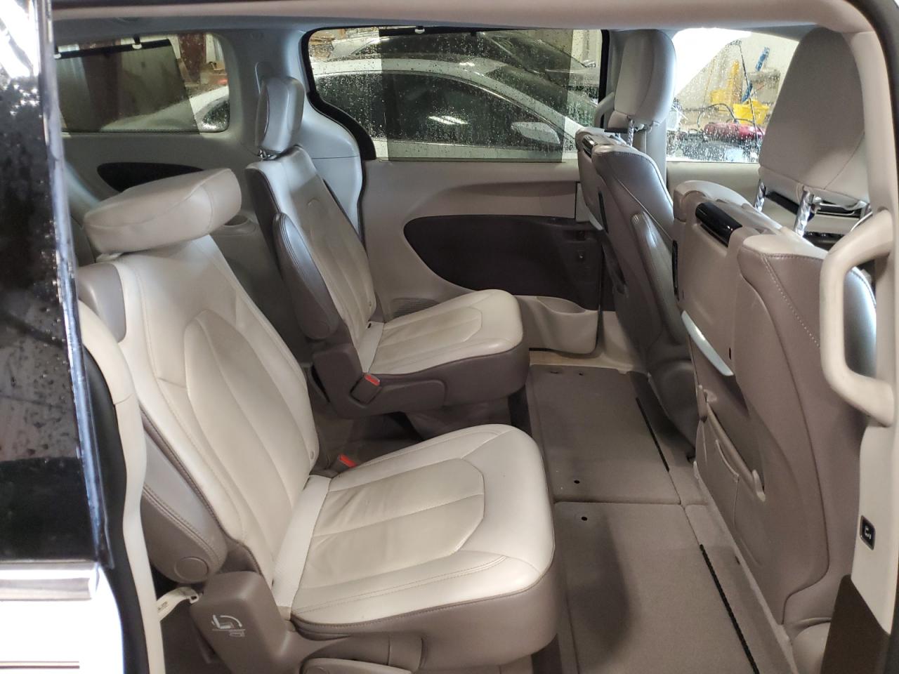 2017 Chrysler Pacifica - Image 11