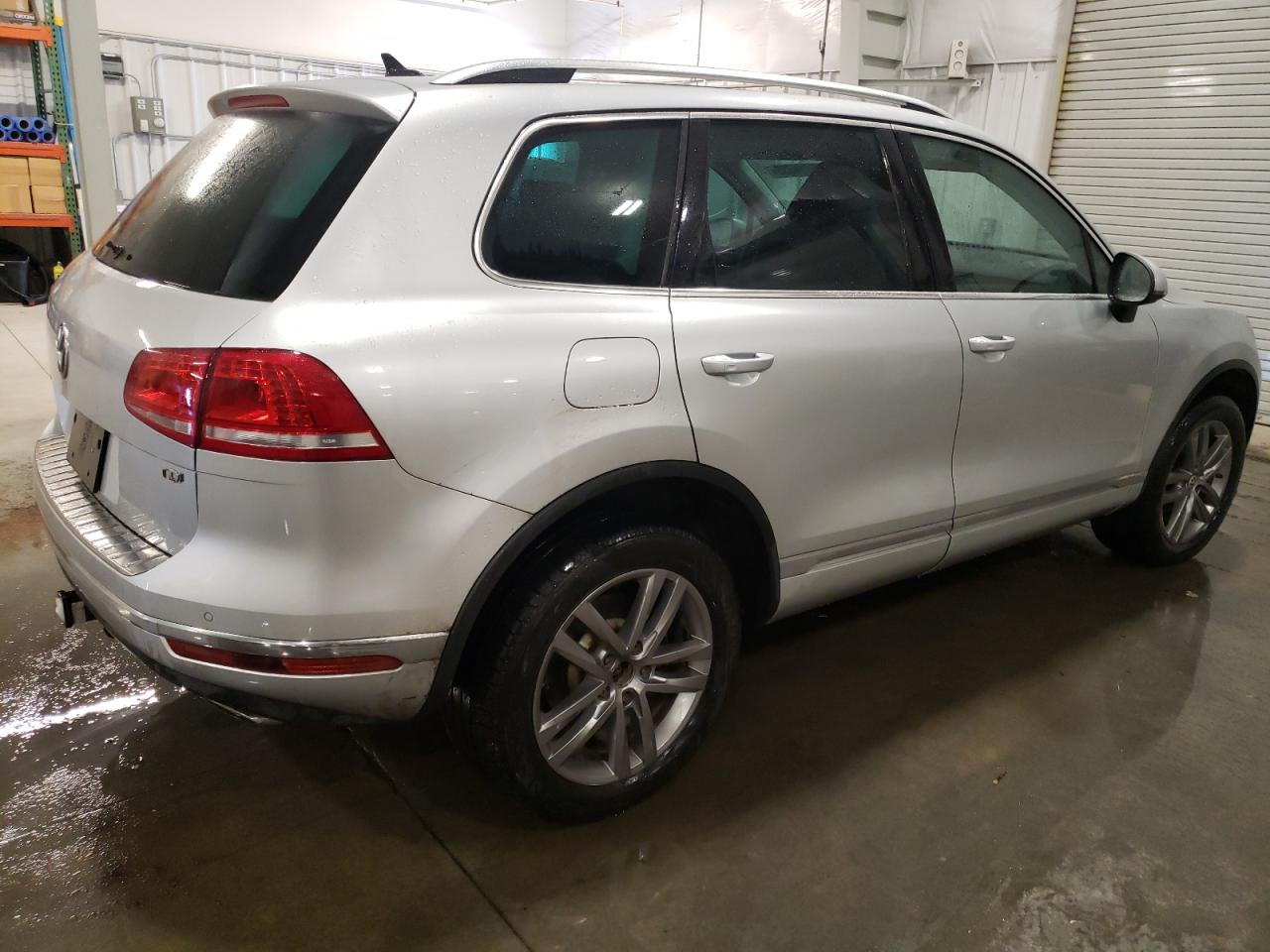 2016 Volkswagen Touareg - Image 3