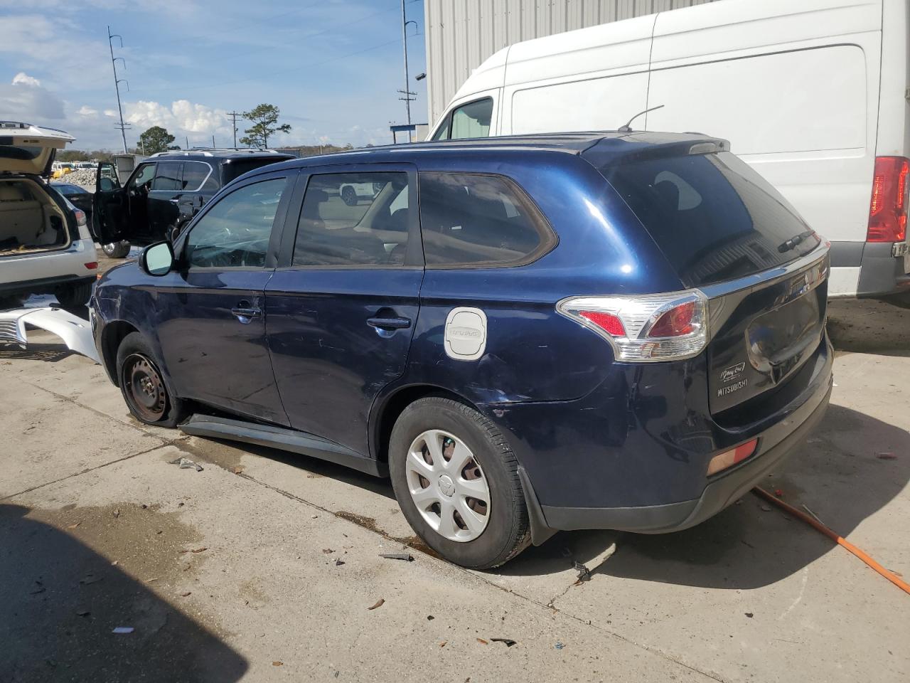 2014 Mitsubishi Outlander - Image 2