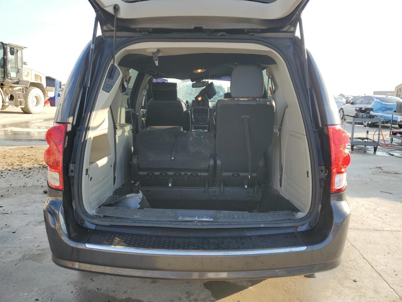 2019 Dodge Caravan - Image 6