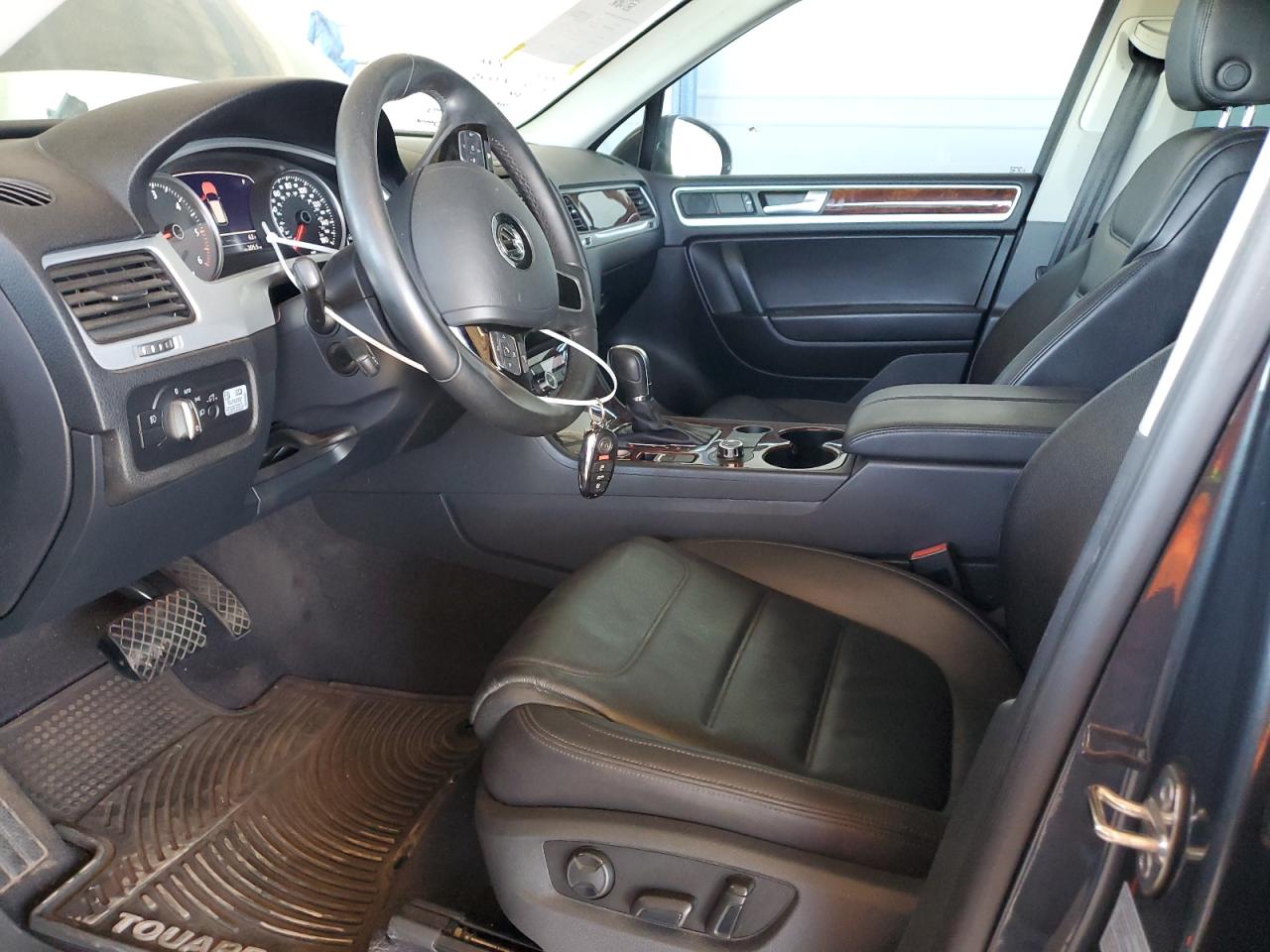 2014 Volkswagen Touareg - Image 7