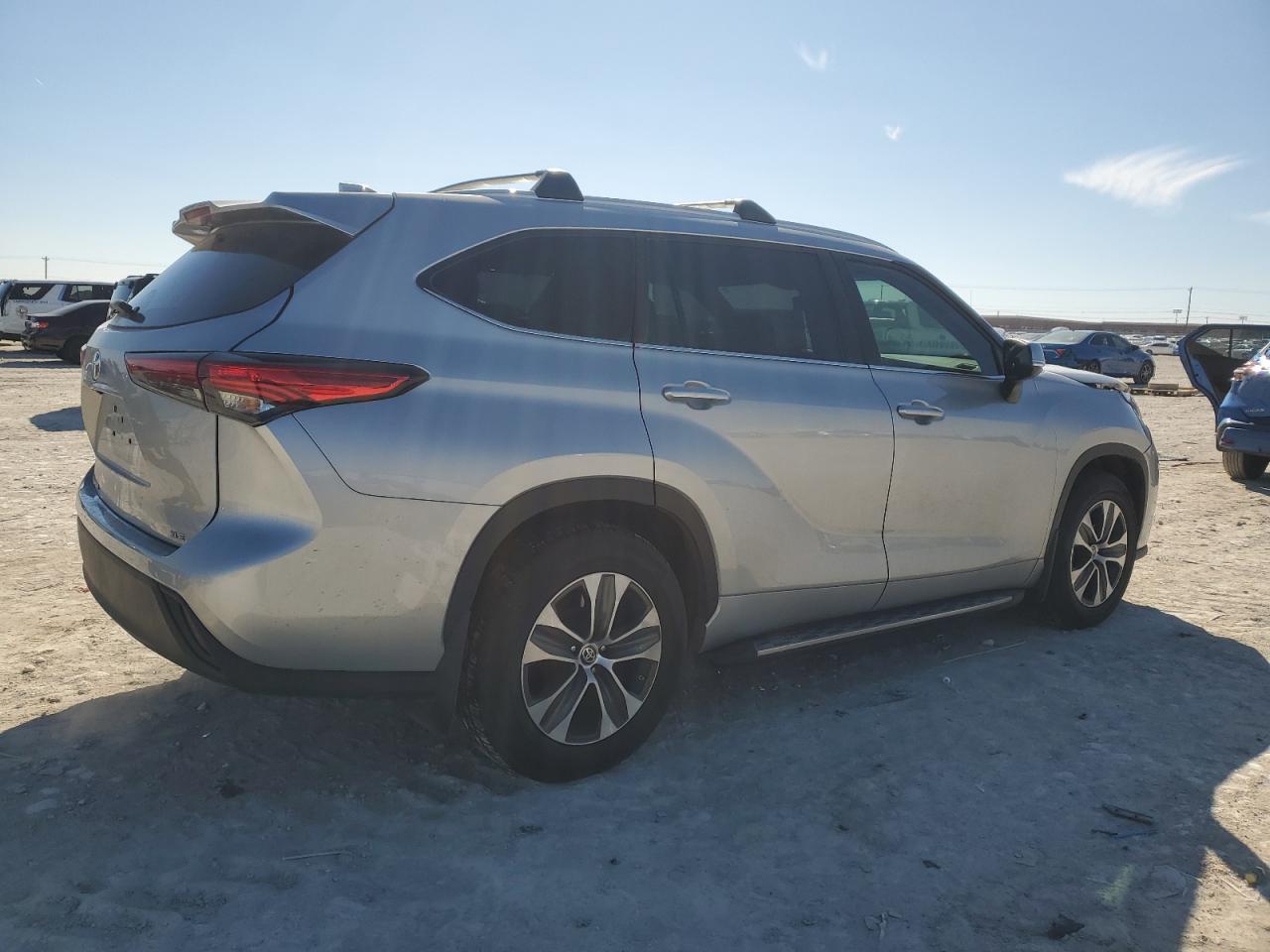2022 Toyota Highlander - Image 3