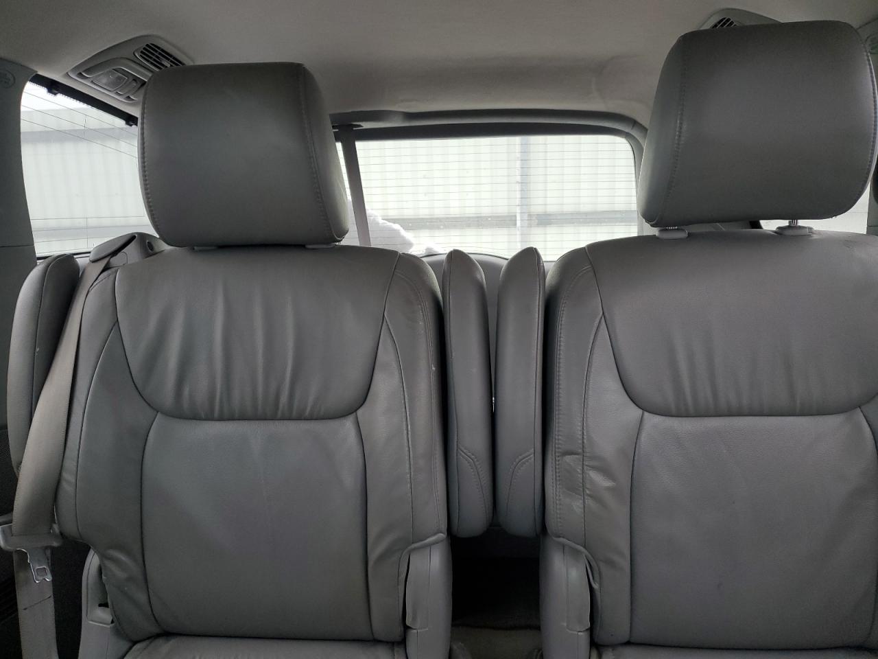 2010 Toyota Sienna - Image 10