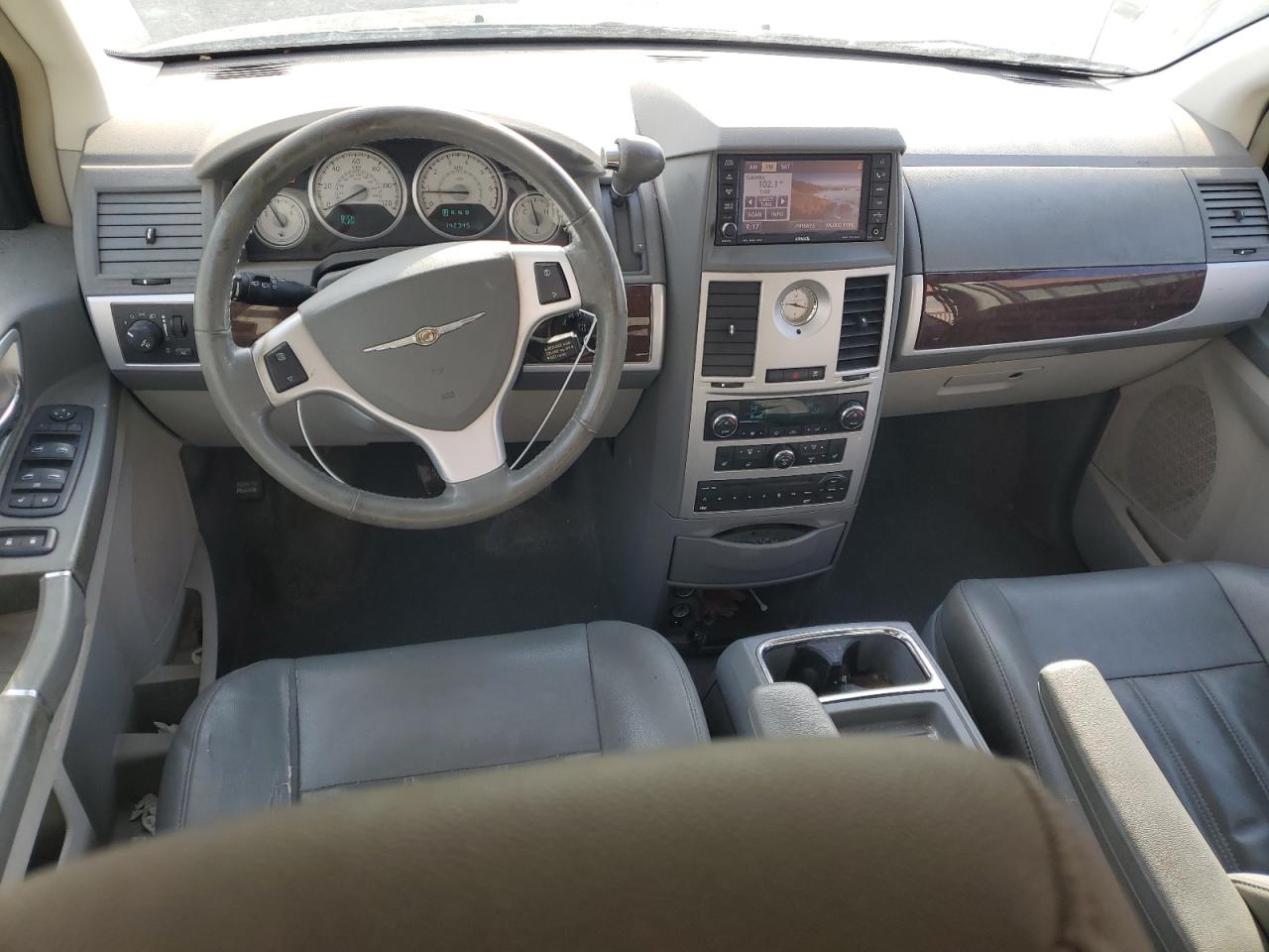 2010 Chrysler Town & Country - Image 8