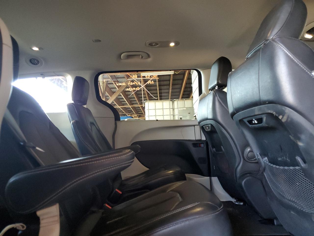 2022 Chrysler Pacifica - Image 11