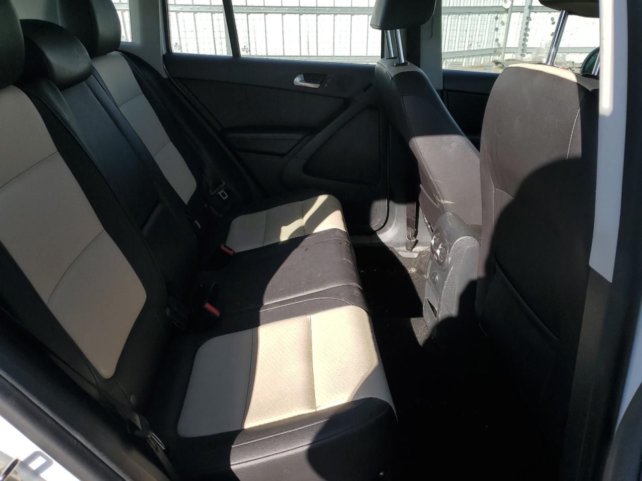 2017 Volkswagen Tiguan - Image 11