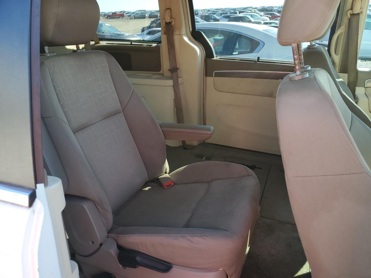 2009 Volkswagen Routan - Image 11