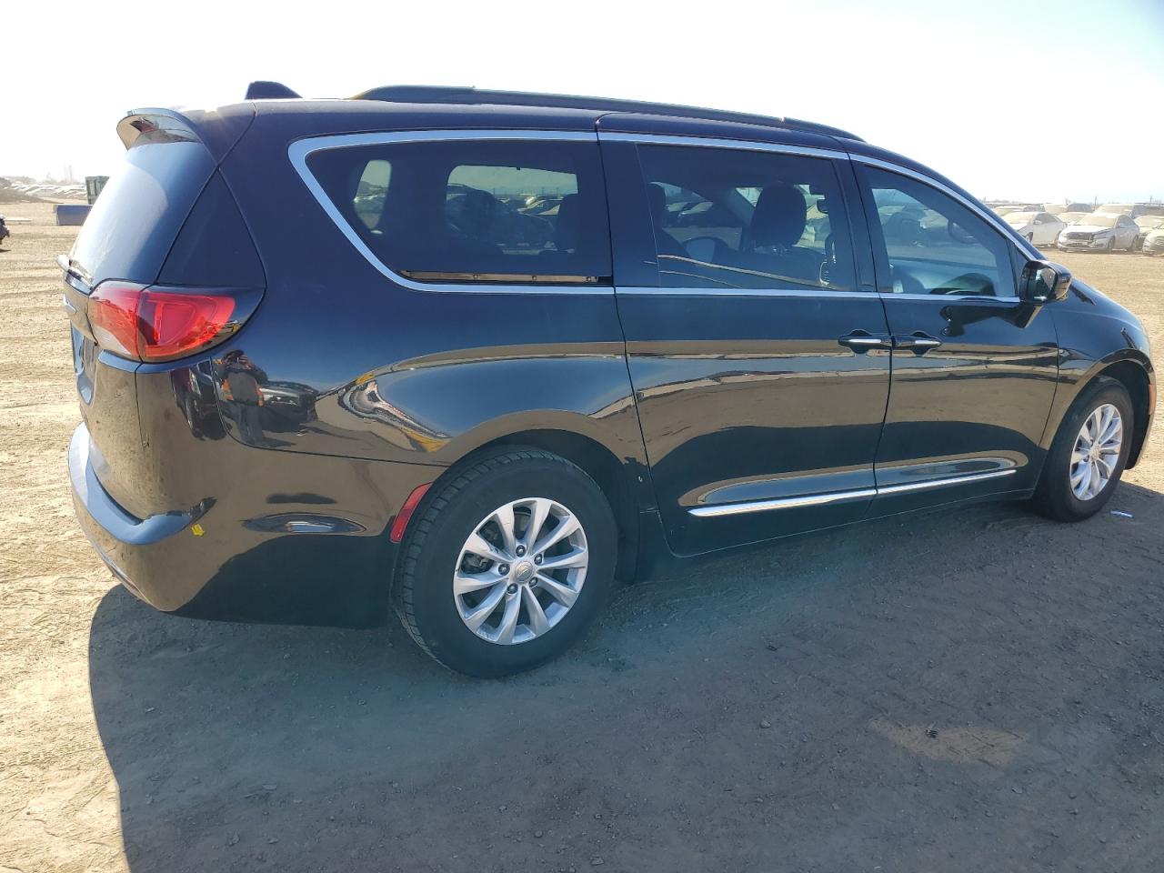 2017 Chrysler Pacifica - Image 3