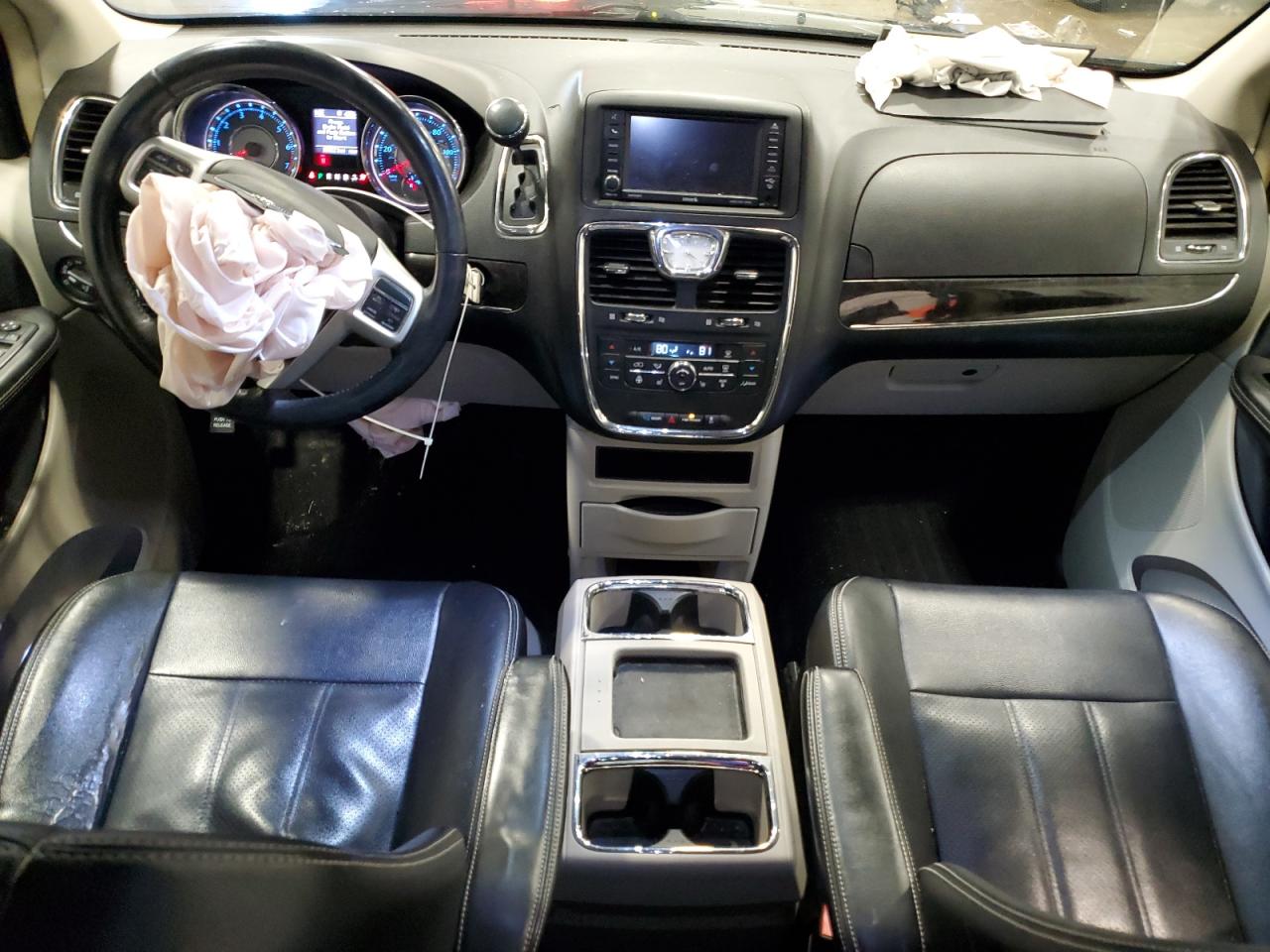 2015 Chrysler Town & Country - Image 8