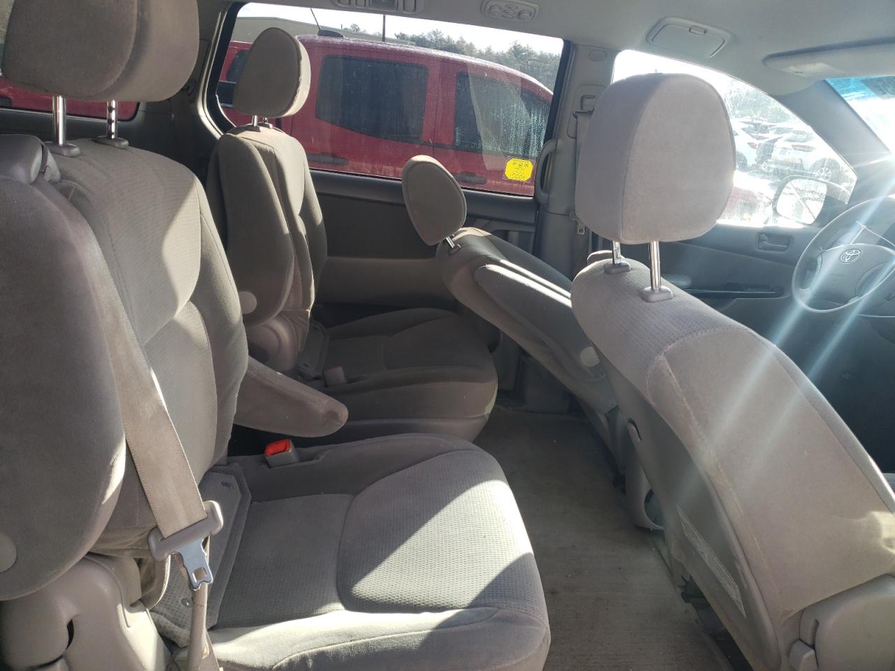 2005 Toyota Sienna - Image 11